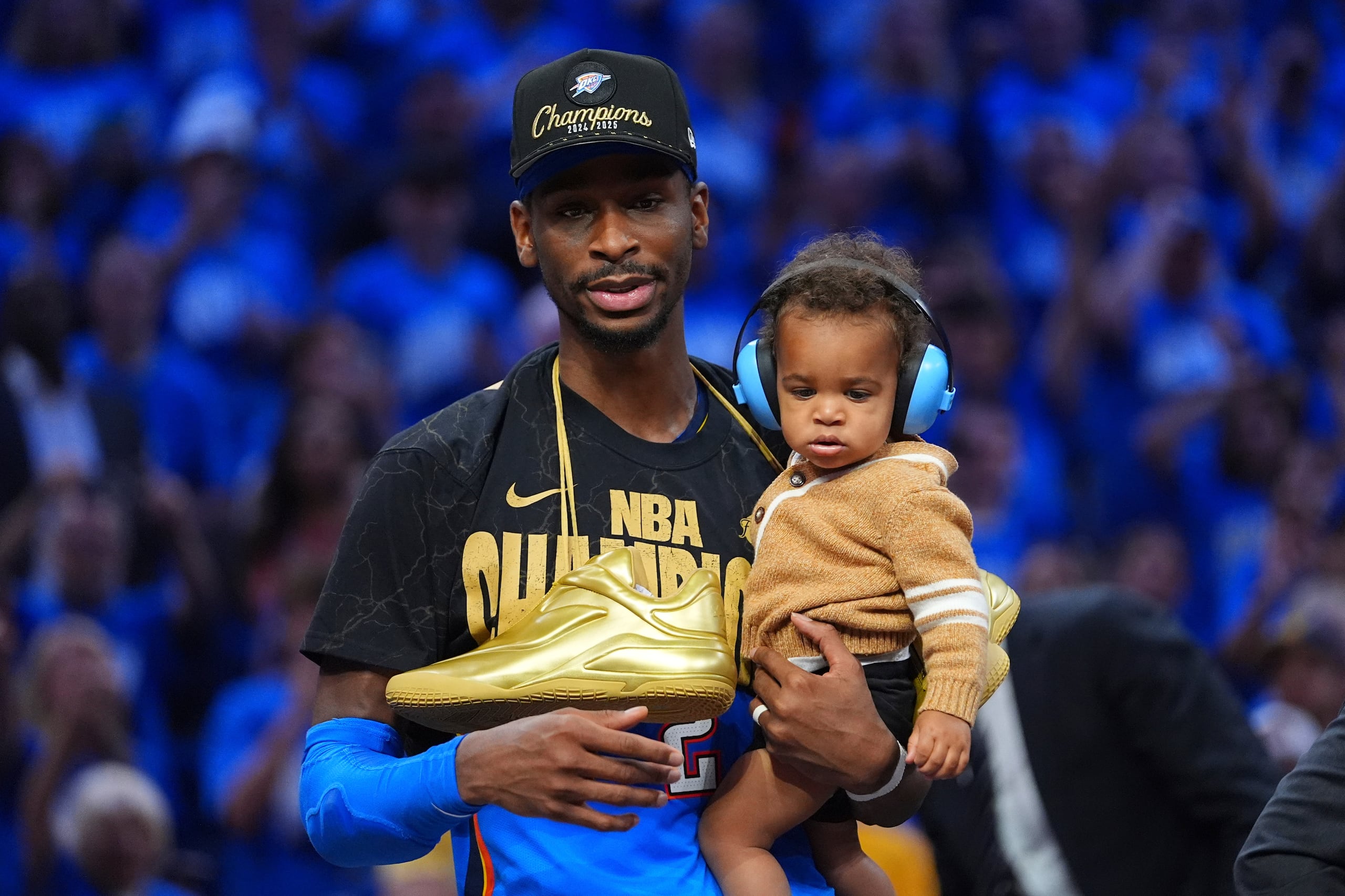 Shai Gilgeous-Alexander, del Thunder de Oklahoma City, celebra después de ganar el título de la NBA con la victoria en el séptimo y decisivo partido ante los Pacers de Indiana.