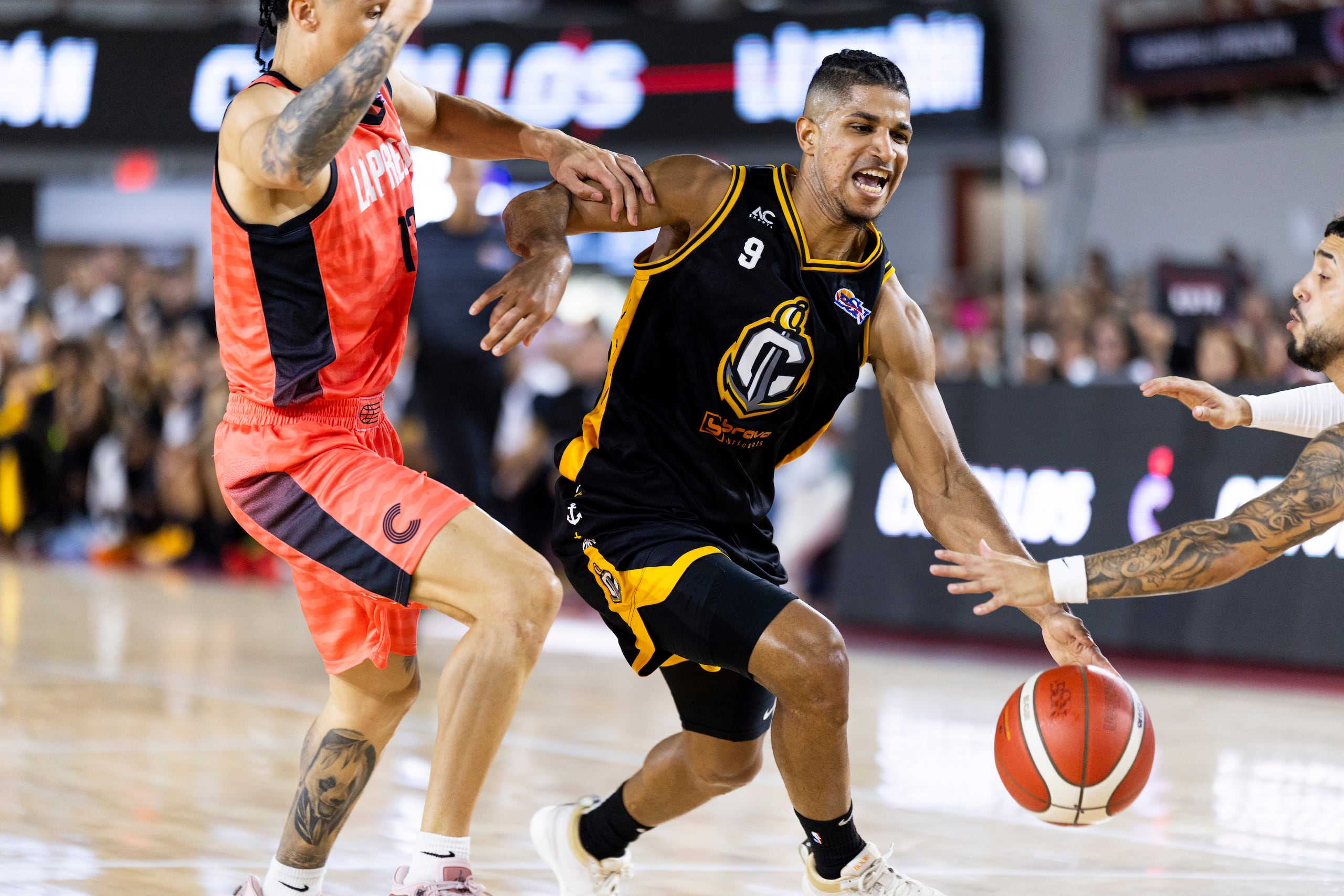 Alfonso Plummer batalla para intentar penetrar la presión defensiva de los incansables Criollos.