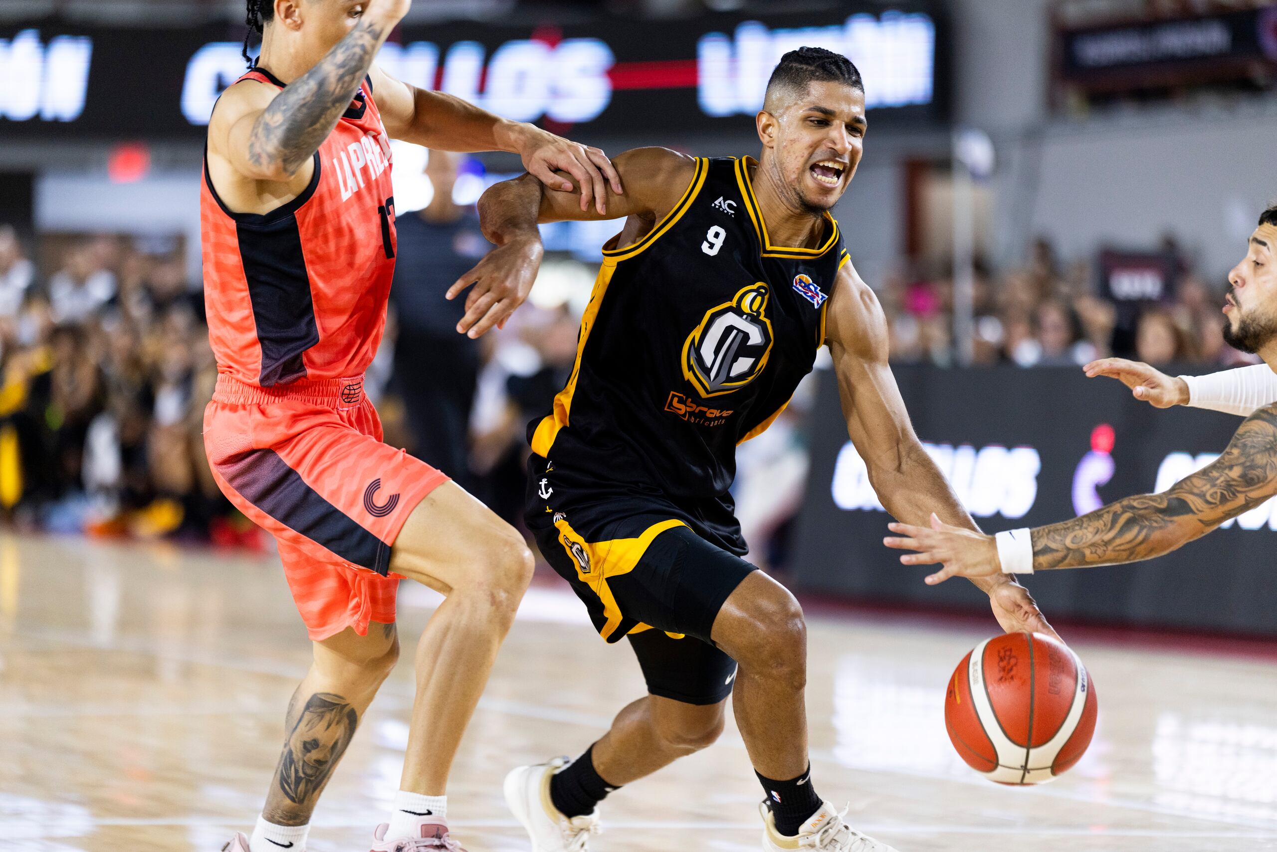 Alphonso Plummer, de los Capitanes de Arecibo, busca atacar el canasto ante la defensa de los Criollos de Caguas.