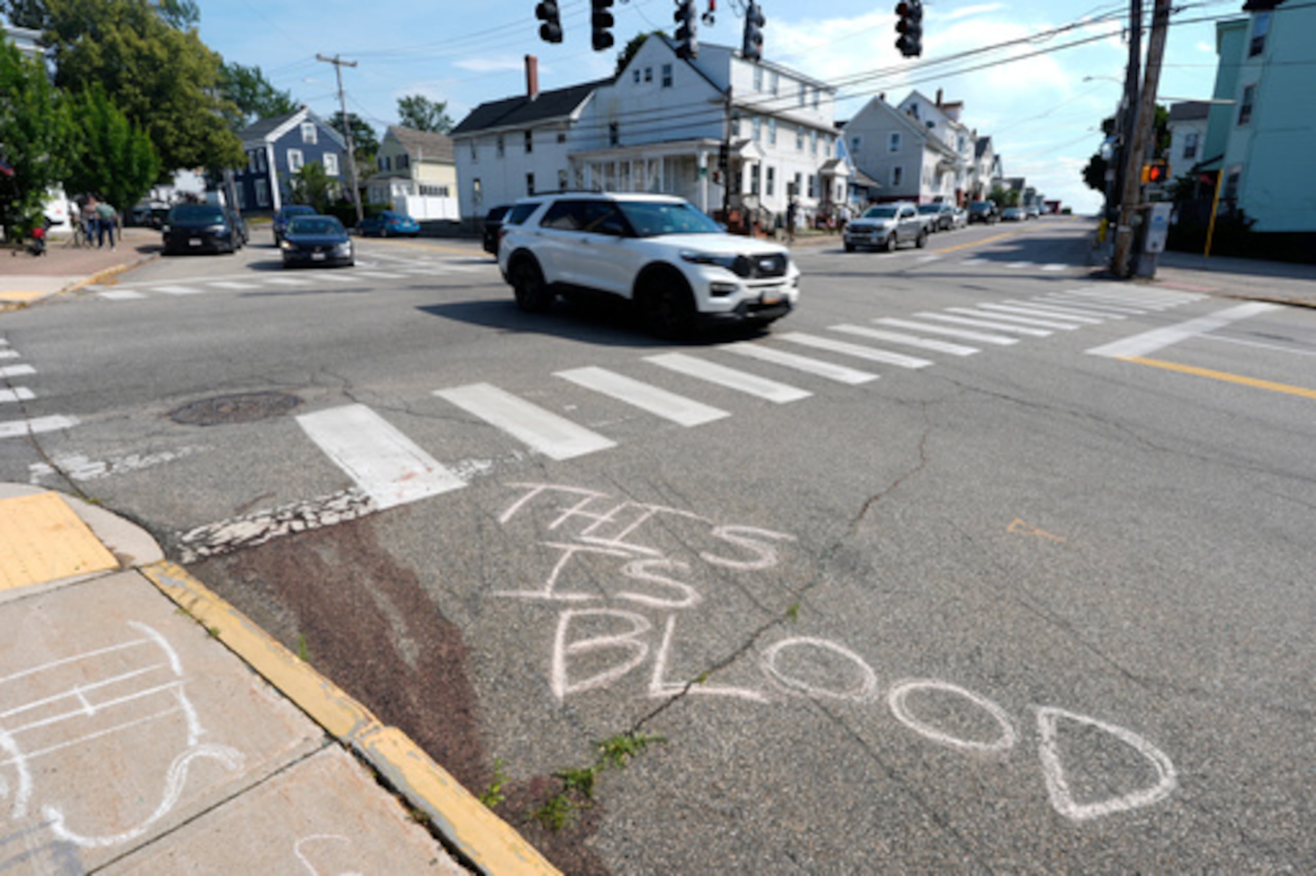 Se observa sangre en el suelo cerca del lugar de un tiroteo en el que estuvo implicado el Servicio de Inmigración y Control de Aduanas de Estados Unidos, el lunes 13 de julio de 2026 en Biddeford, Maine. La frase escrita en el suelo dice: «Esto es sangre». (Foto AP/Robert F. Bukaty)