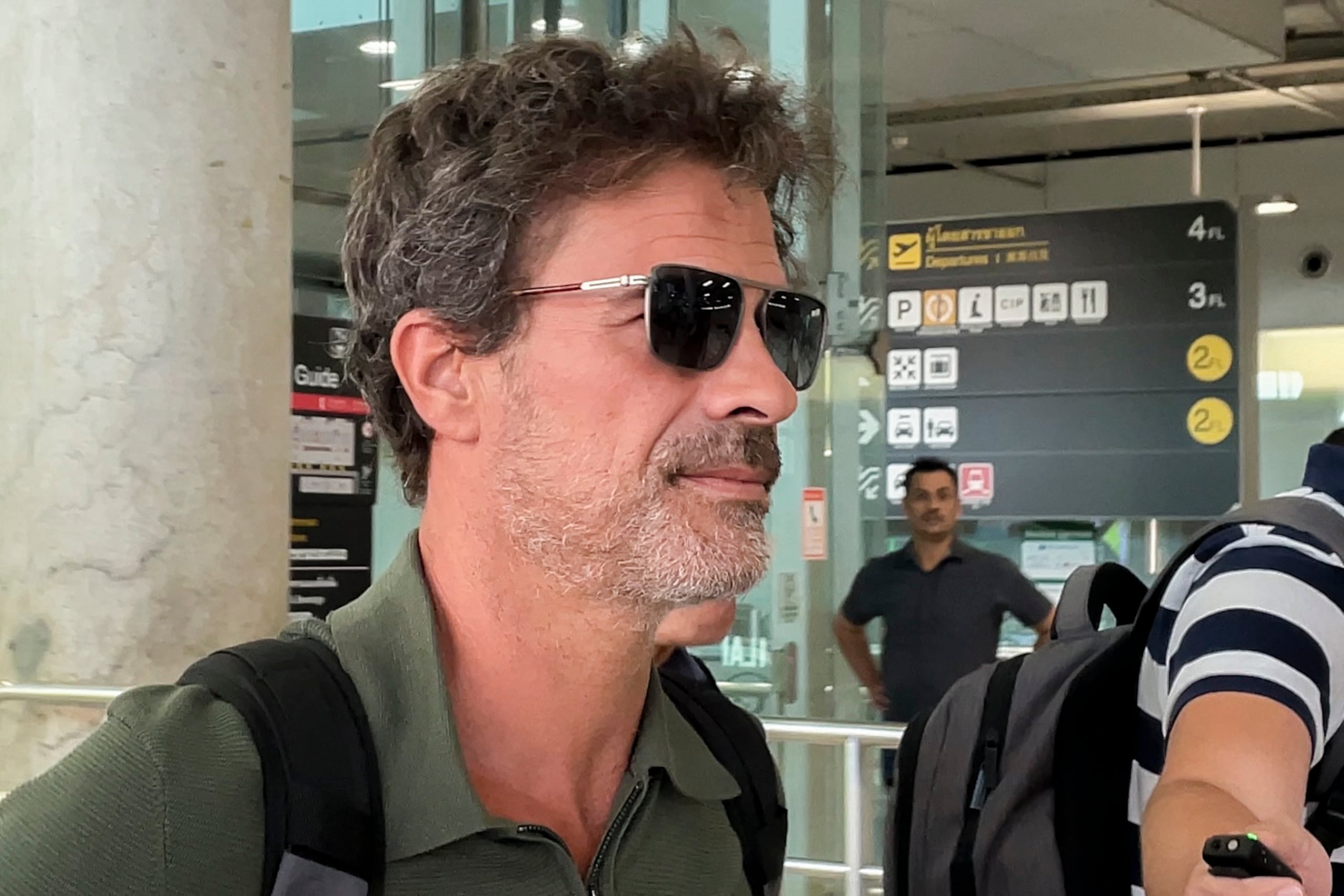 El actor español Rodolfo Sancho a su llegada este domingo a Bangkok, desde donde se espera que viaje próximamente a la isla tailandesa de Samui, en la que su hijo, Daniel Sancho, se encuentra en prisión provisional.