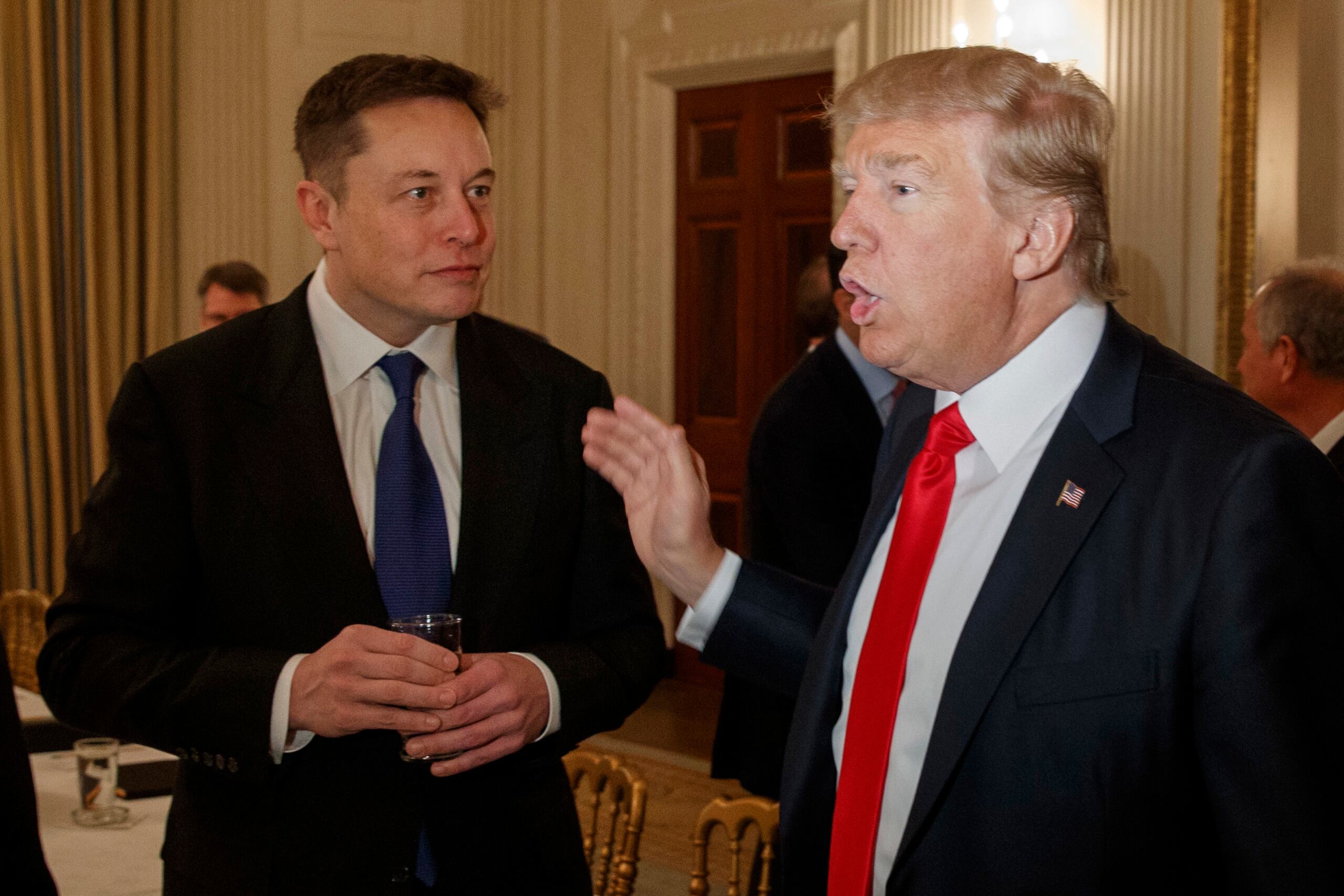 El presidente Donald Trump habla con el director general de Tesla y SpaceX, Elon Musk.