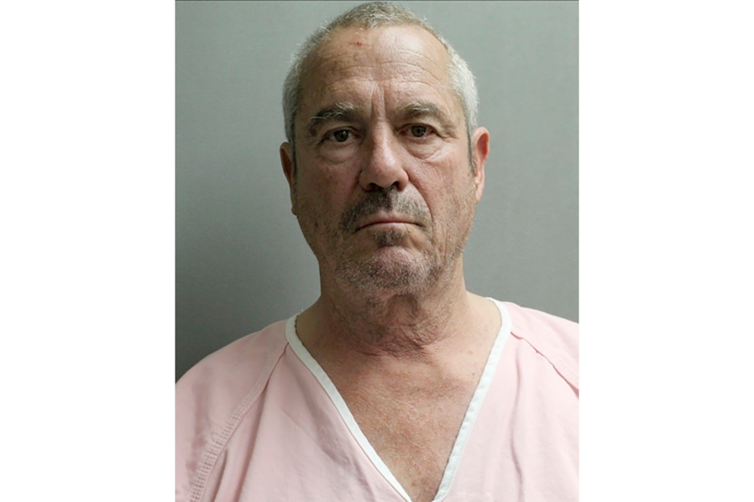 Esta imagen publicada por la comisaría del condado de Sabine, Texas, muestra a Michael C. Howard, acusado de disparar mortalmente a su hijo adulto con síndrome de Down en una casa del este de Texas tras alegar que lo había confundido con un intruso y de quemar posteriormente su cadáver. (Sabine County Sheriff's Office via AP)