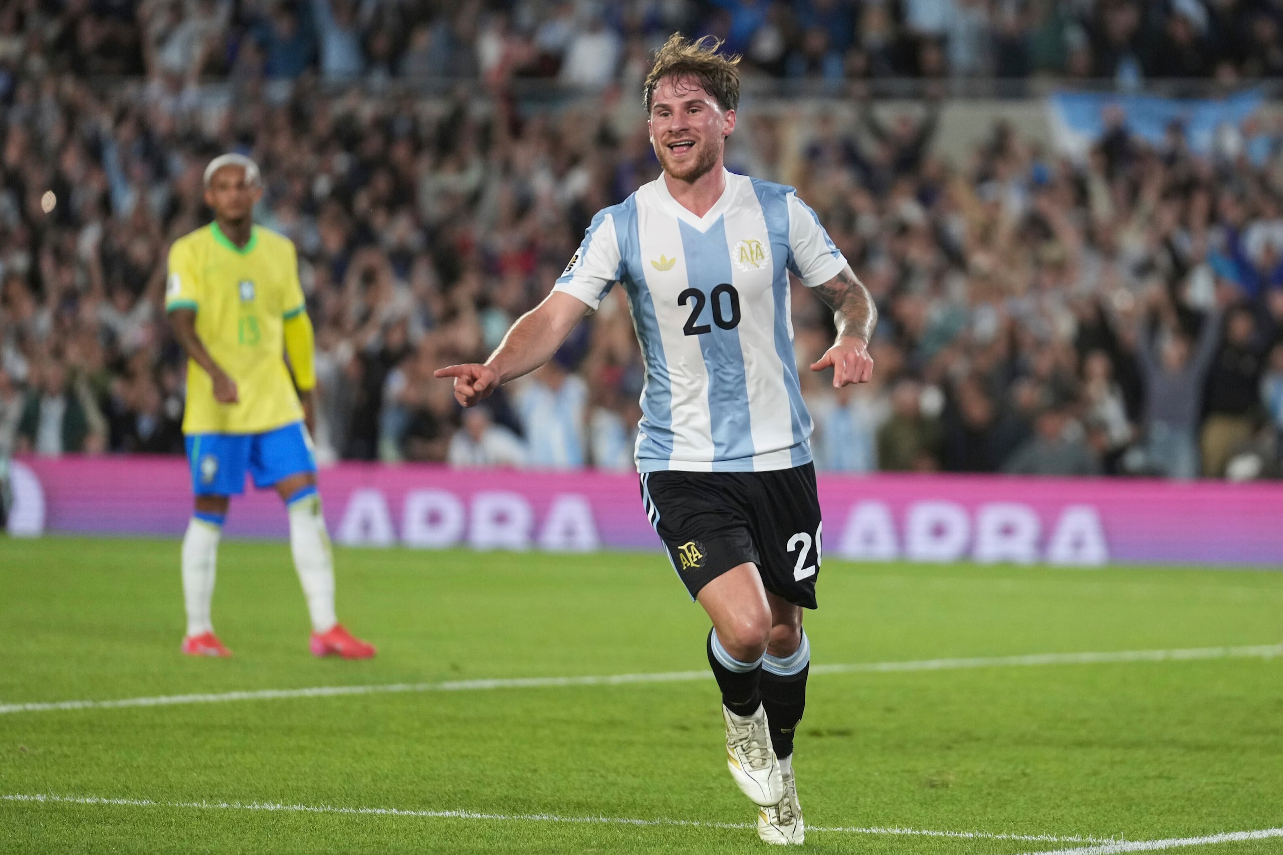 Alexis Mac Allister, de la selección de Argentina, festeja tras anotar el tercer tanto de su equipo ante Brasil.