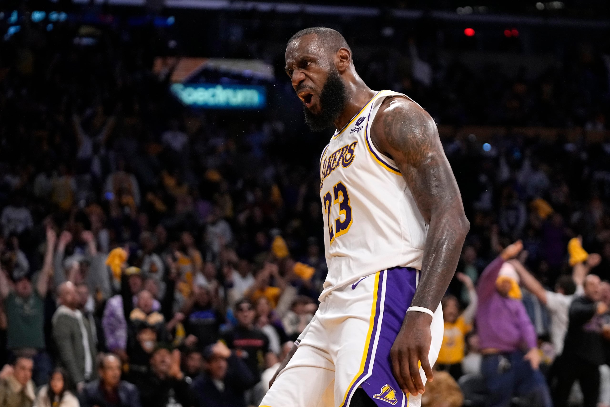 LeBron James, de los Lakers de Los Ángeles, festeja tras un donqueo ante los Nuggets de Denver.
