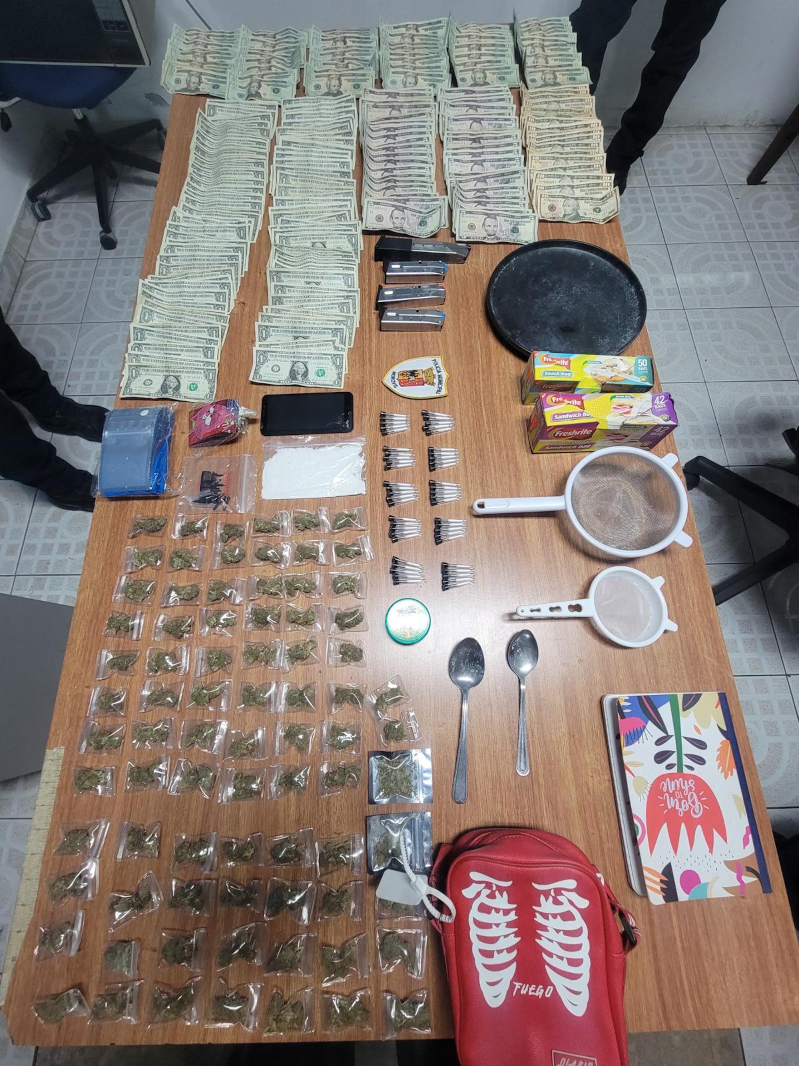 En el interior del automóvil sospechoso se ocupó 70 bolsitas con marihuana, 50 con cocaína, fentanilo, cuatro peines calibre .40, un teléfono celular y $1,350.
