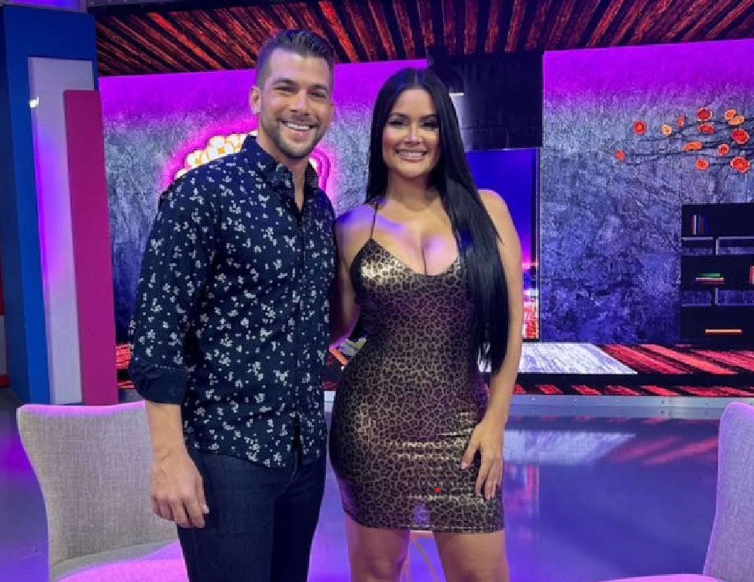 Se transmite todos los sábados a las 10:00 p.m. por TeleOnce.