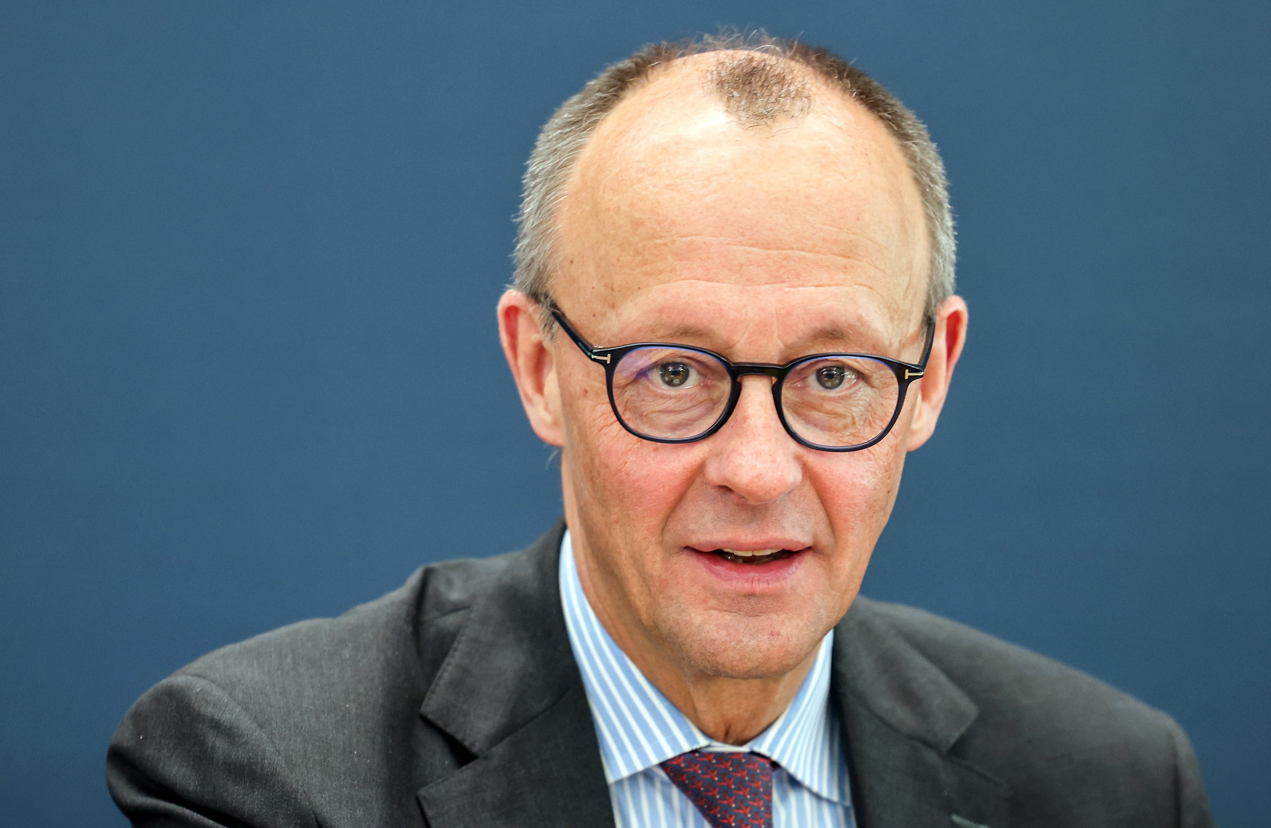 El líder del partido Unión Demócrata Cristiana (CDU) y candidato a canciller Friedrich Merz observa mientras asiste a la reunión del comité ejecutivo federal, tras las elecciones regionales de Hamburgo, en la Casa Konrad Adenauer, la sede de la CDU, en Berlín, Alemania, 03 de marzo de 2025. Las elecciones estatales de Hamburgo se llevaron a cabo el 02 de marzo de 2025, con el partido CDU en segundo lugar después del Partido Socialdemócrata (SPD). (Elections, Germany, Hamburg) EFE/EPA/HANNIBAL HANSCHKE