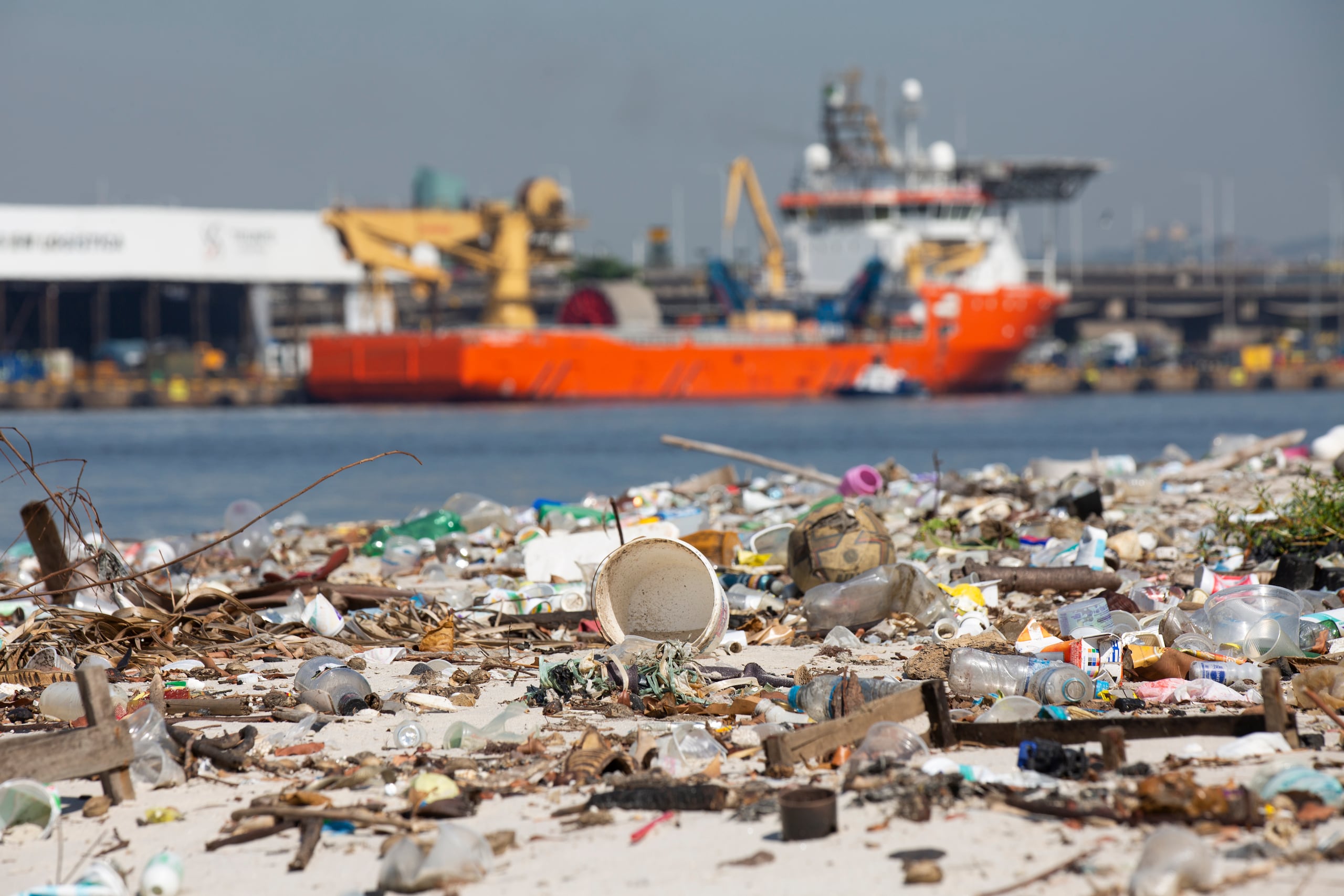 Fotografía de basura en una de las playas de la Isla de Pombeba este viernes, en la Bahía de Guanabara, en Río de Janeiro, en Brasil. (EFE/ André Coelho)