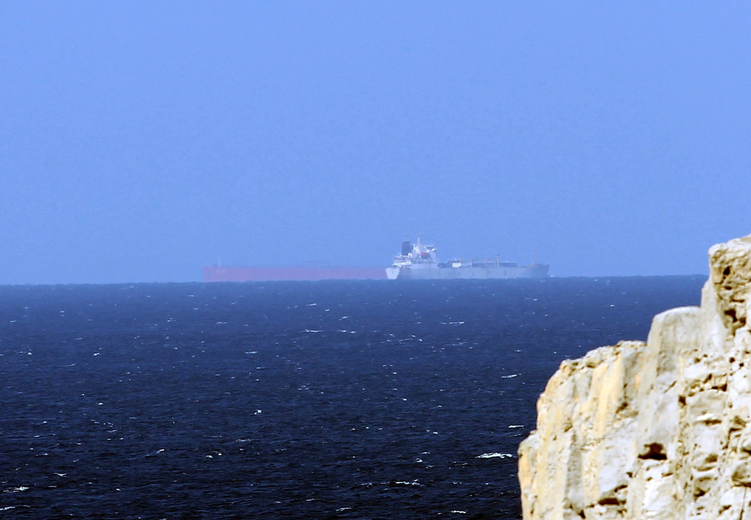 Imagen de archivo de petroleros cruzan el Estrecho de Ormuz. EFE/Ali Haider