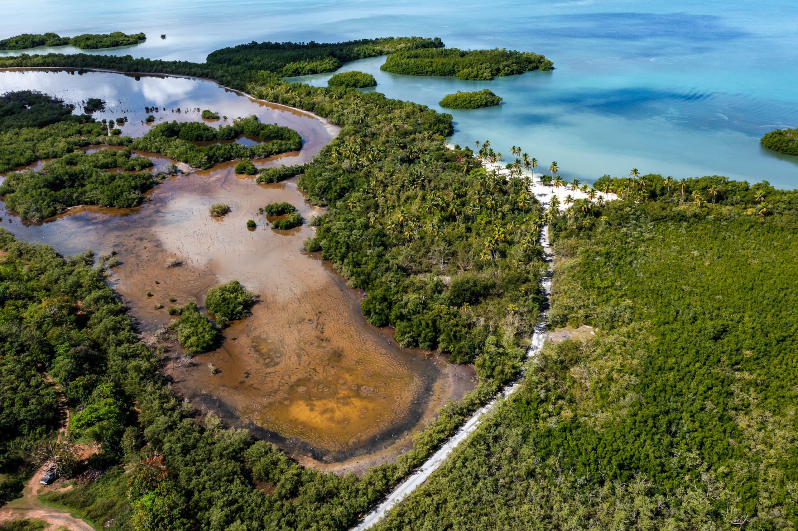 El gobierno de Puerto Rico autorizó la construcción de un proyecto de lujo de 2,000 millones de dólares en la región suroeste de la isla, un proyecto que ambientalistas han criticado duramente, advirtiendo que sobrecargaría los recursos de la zona y amenazaría la vida silvestre.