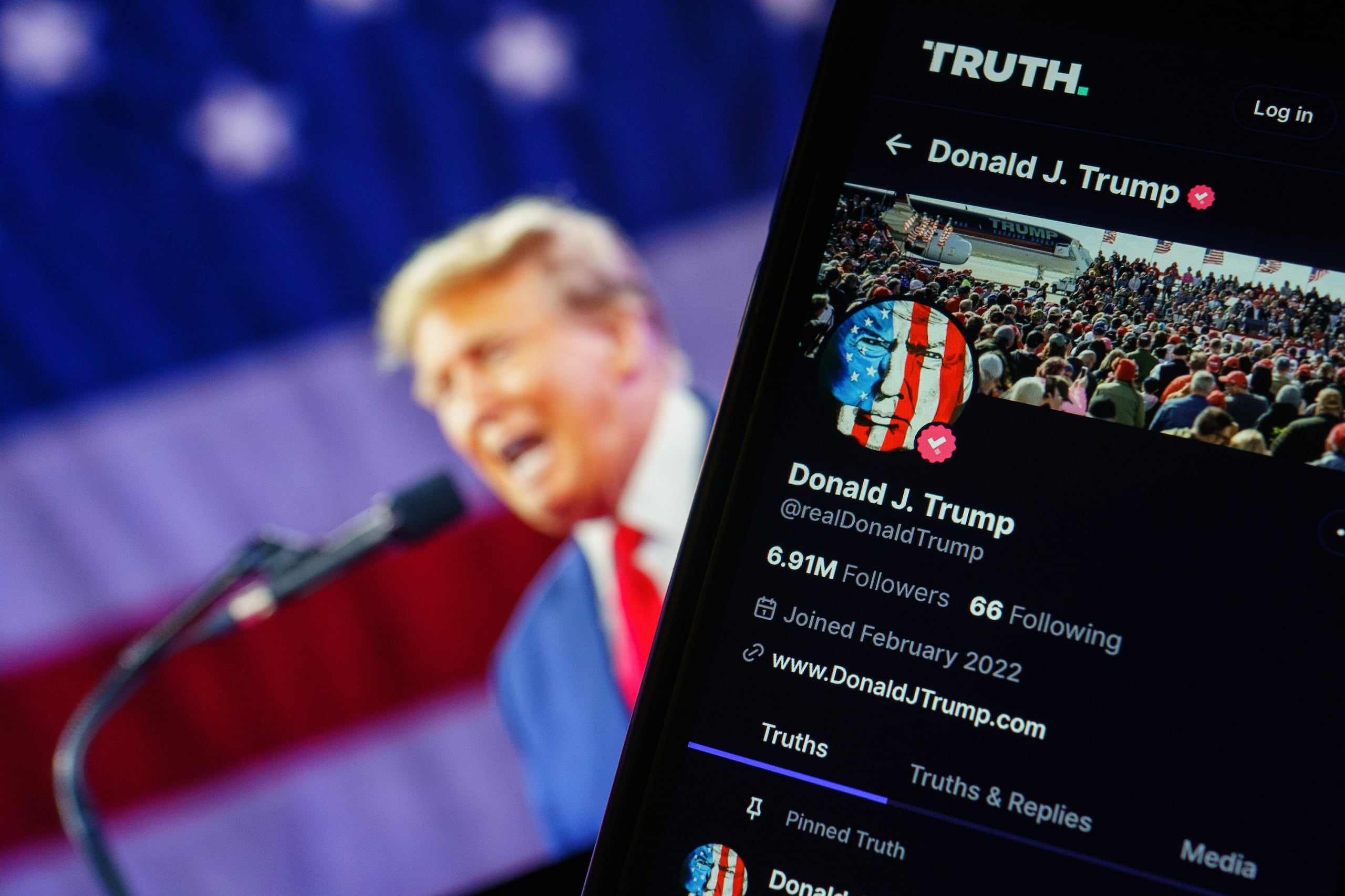as acciones de Trump Media, que cotizan en el Nasdaq, ya se desplomaron casi un 10 % el martes.