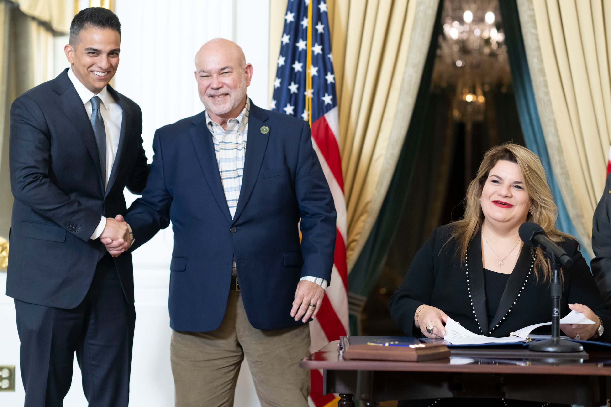 En la foto, la gobernadora Jenniffer González Colón junto al secretario de Hacienda, Ángel Pantoja, y el presidente de la Cámara de Representantes, Carlos Johnny Méndez.