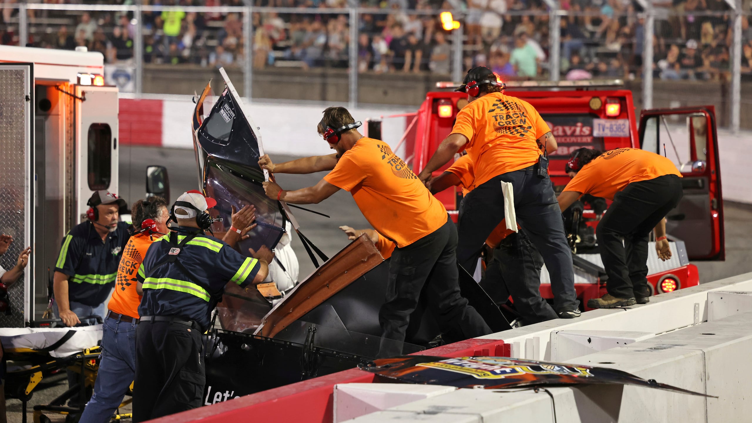 Miembros del equipo de pista arrancan el techo del auto de Robbie Brewer para retirarlo tras una emergencia médica durante la primera carrera de 20 vueltas de la Sportsman Series en Bowman Gray Stadium, el sábado 9 de agosto de 2025, en Winston-Salem, Carolina del Norte. (Walt Unks / The Winston-Salem Journal vía AP)