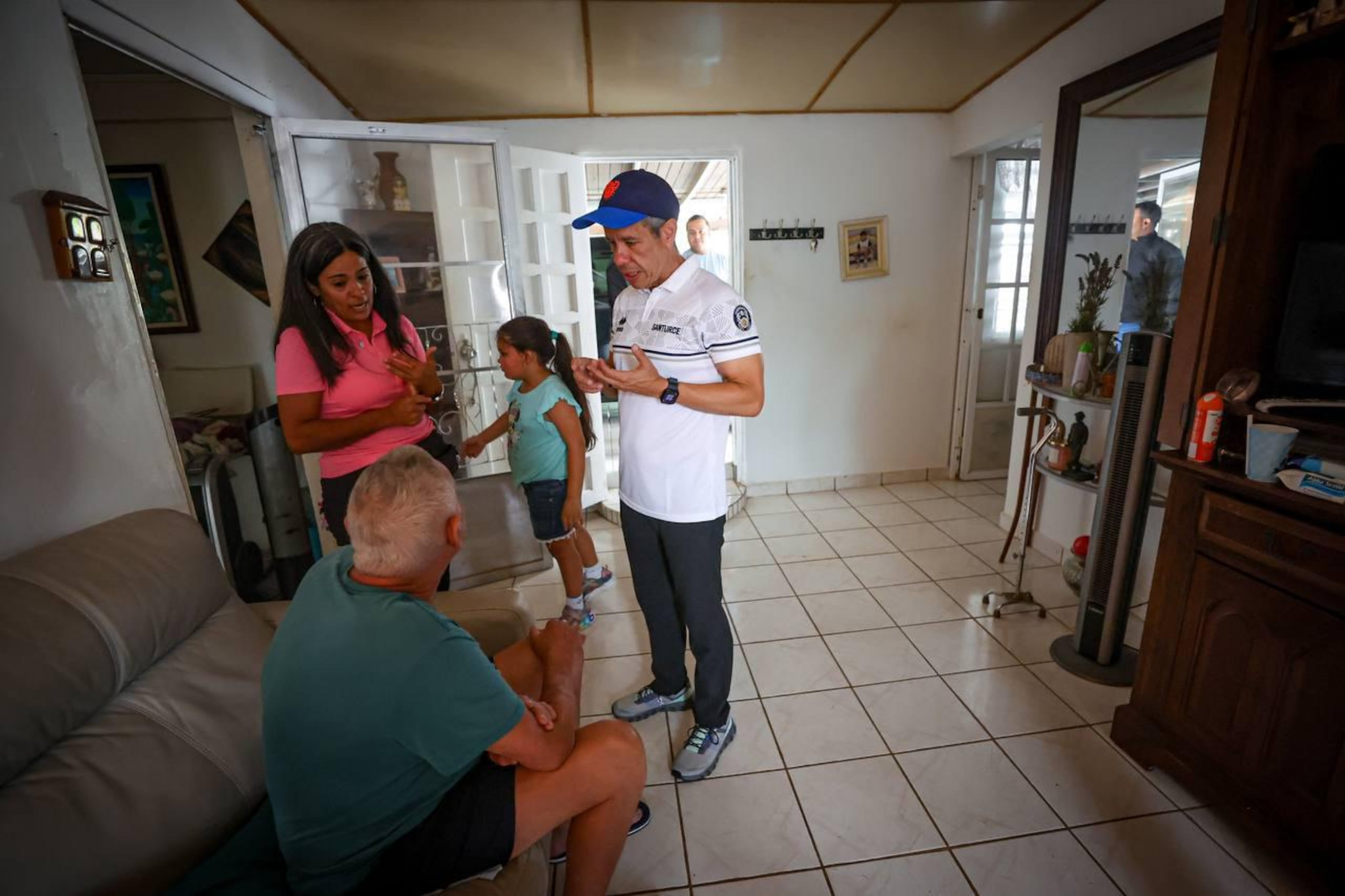 En San Juan, varias familias afectadas por las lluvias recibieron enseres, muebles y ropa para reemplazar las pérdidas de los pasados días.