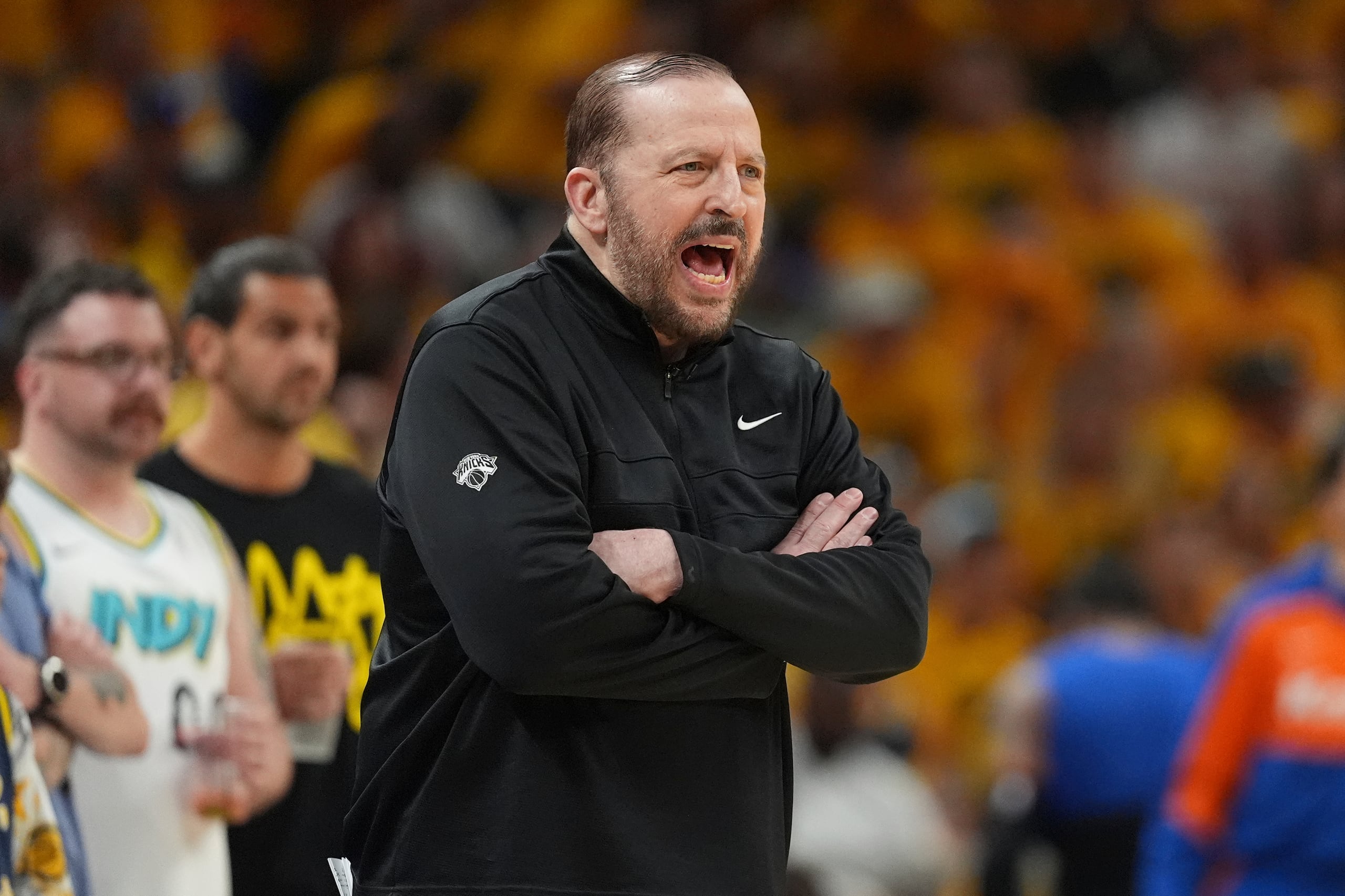 Tom Thibodeau grita algo durante la acción del sexto juego de la final de la Conferencia del Este.