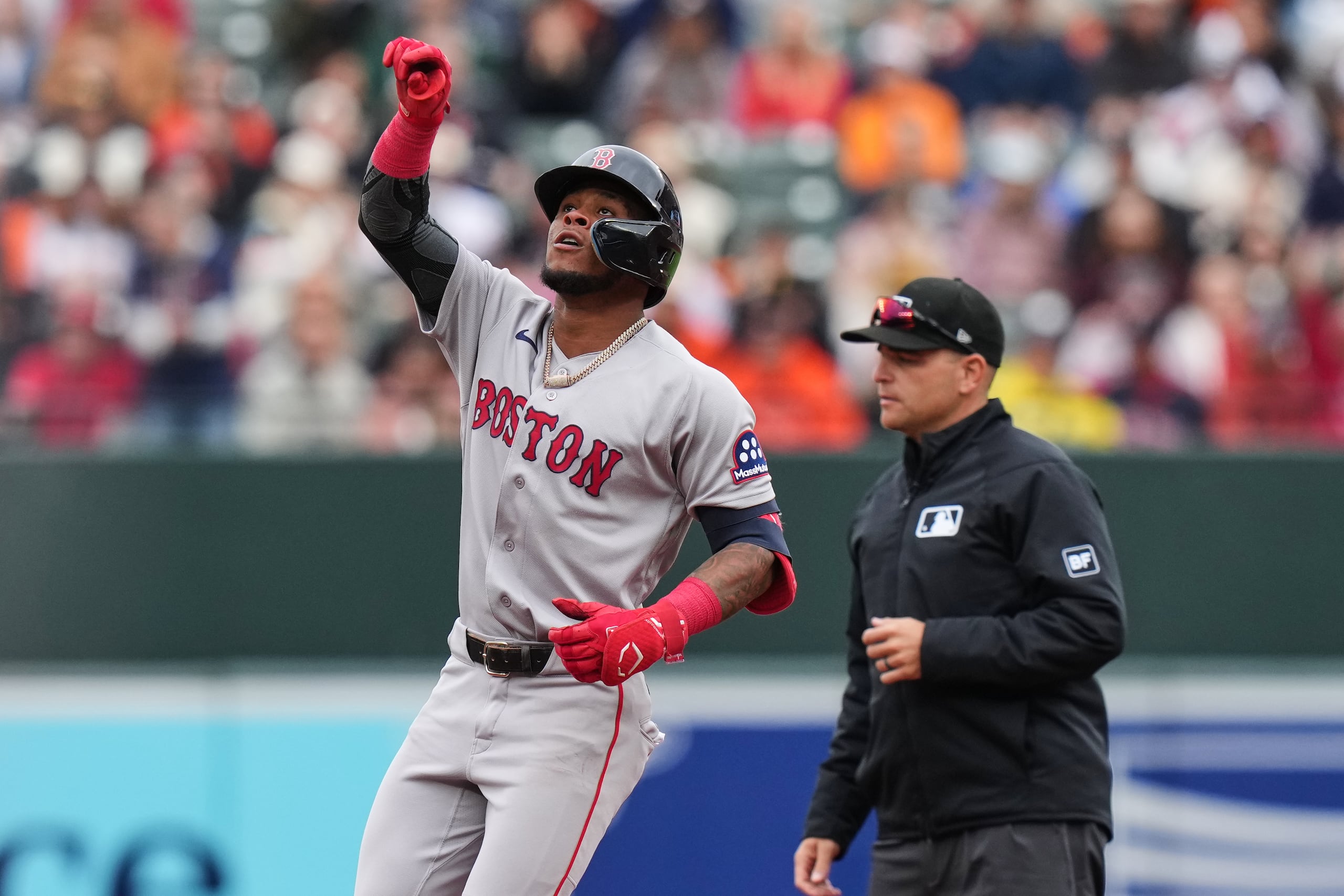 Ceddanne Rafaela de los Red Sox de Boston, a la izquierda, celebra tras conectar un doble durante la segunda entrada de un partido de béisbol contra los Orioles de Baltimore, el domingo 26 de abril de 2026, en Baltimore. (AP Foto/Stephanie Scarbrough)