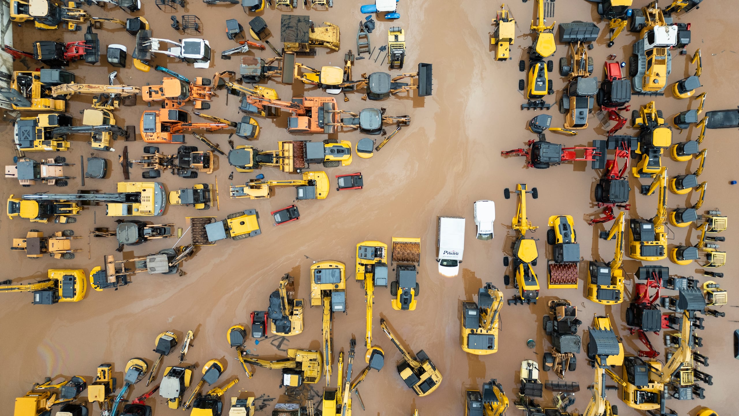 Fotografía aérea que muestra una zona con vehículos inundada este domingo, tras la crecida del lago Guaíba en la ciudad de Porto Alegre (Brasil). EFE/ Isaac Fontana