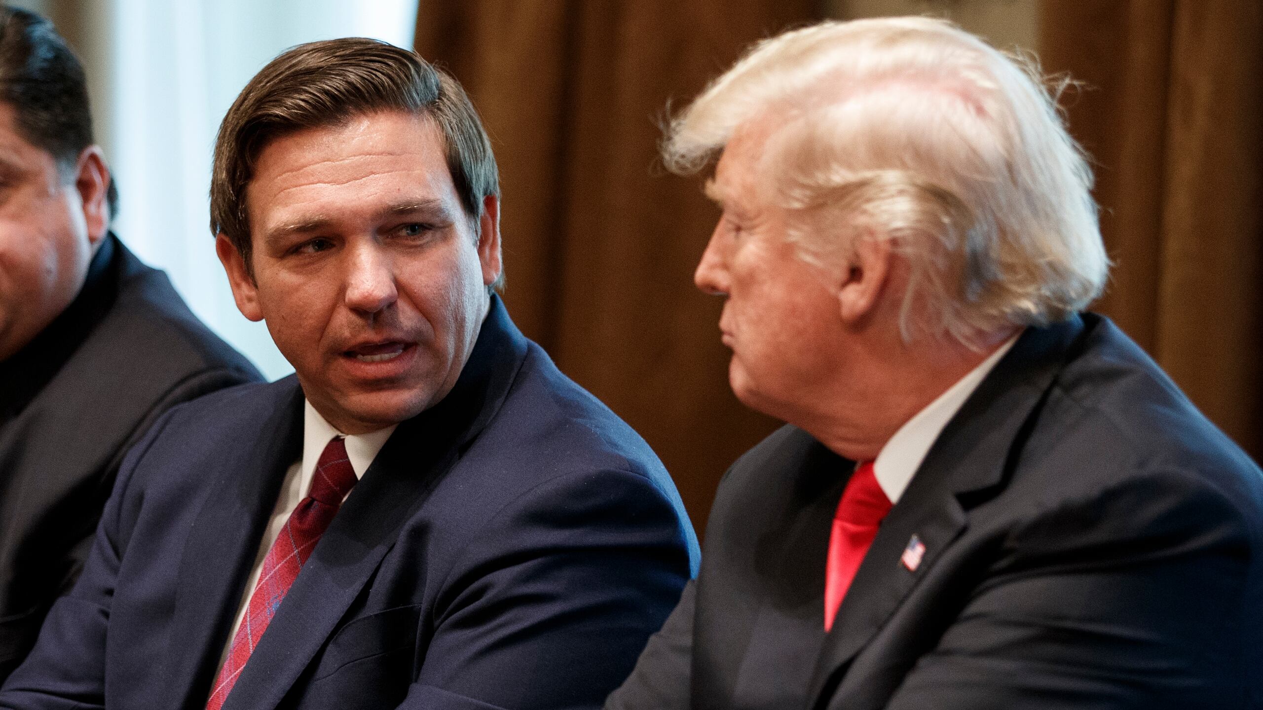 En la foto Ron DeSantis y Donald Trump