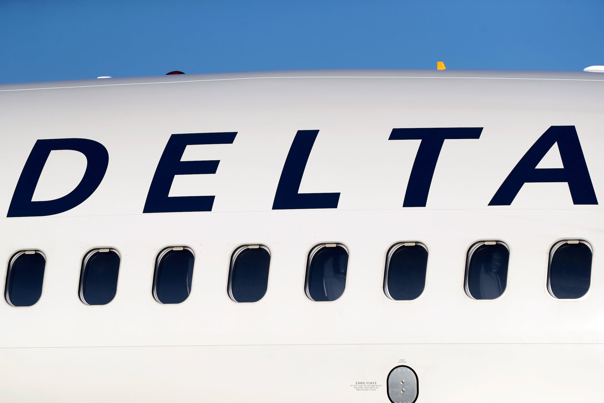 ARCHIVO - En esta foto de archivo del 26 de junio de 2019, el logotipo de la compañía luce en el fuselaje de un avión de Delta Air Lines, en el Aeropuerto Internacional de Denver, en Denver. (Foto AP/David Zalubowski, archivo)
