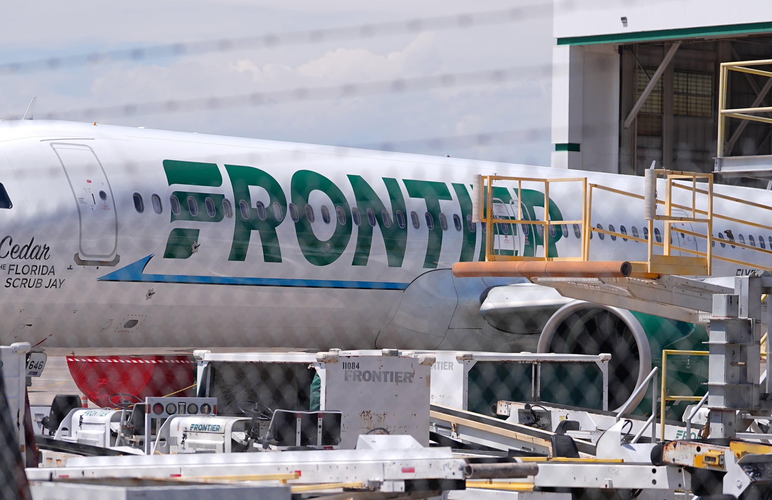 El avión de pasajeros número n646fr, de Frontier Airlines, se encuentra estacionado frente al centro de operaciones técnicas de la aerolínea junto con otros aviones que se preparan para operar al norte del Aeropuerto Internacional de Denver, el sábado 9 de mayo de 2026, en Denver. (Foto AP/David Zalubowski)