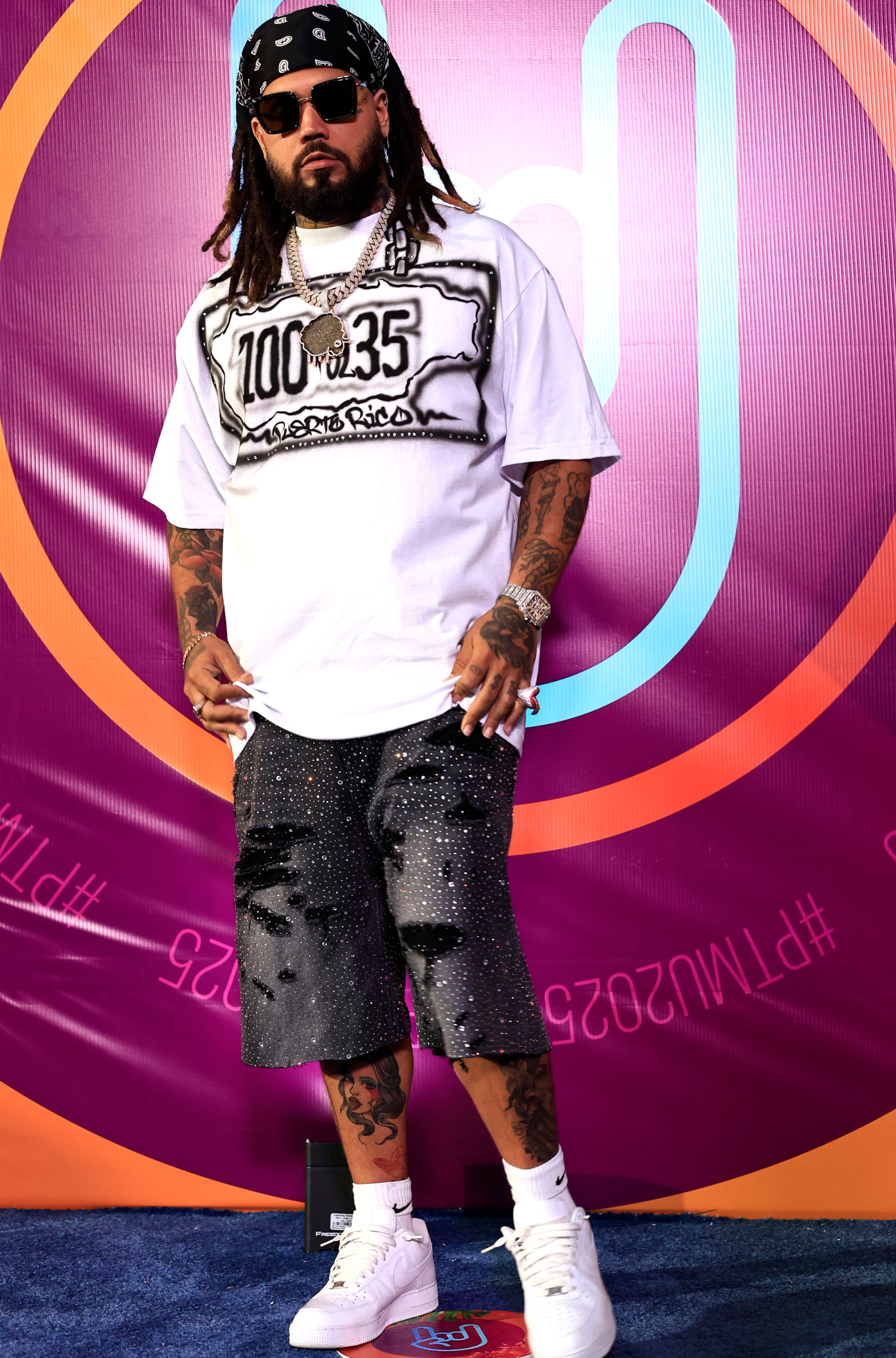 El artista puertorriqueño Brray posa en la alfombra azul durante los Premios Tu Música Urbano 2025, en Bebo Beach Club en Carolina (Puerto Rico). Imagen de archivo. EFE/ Thais Llorca