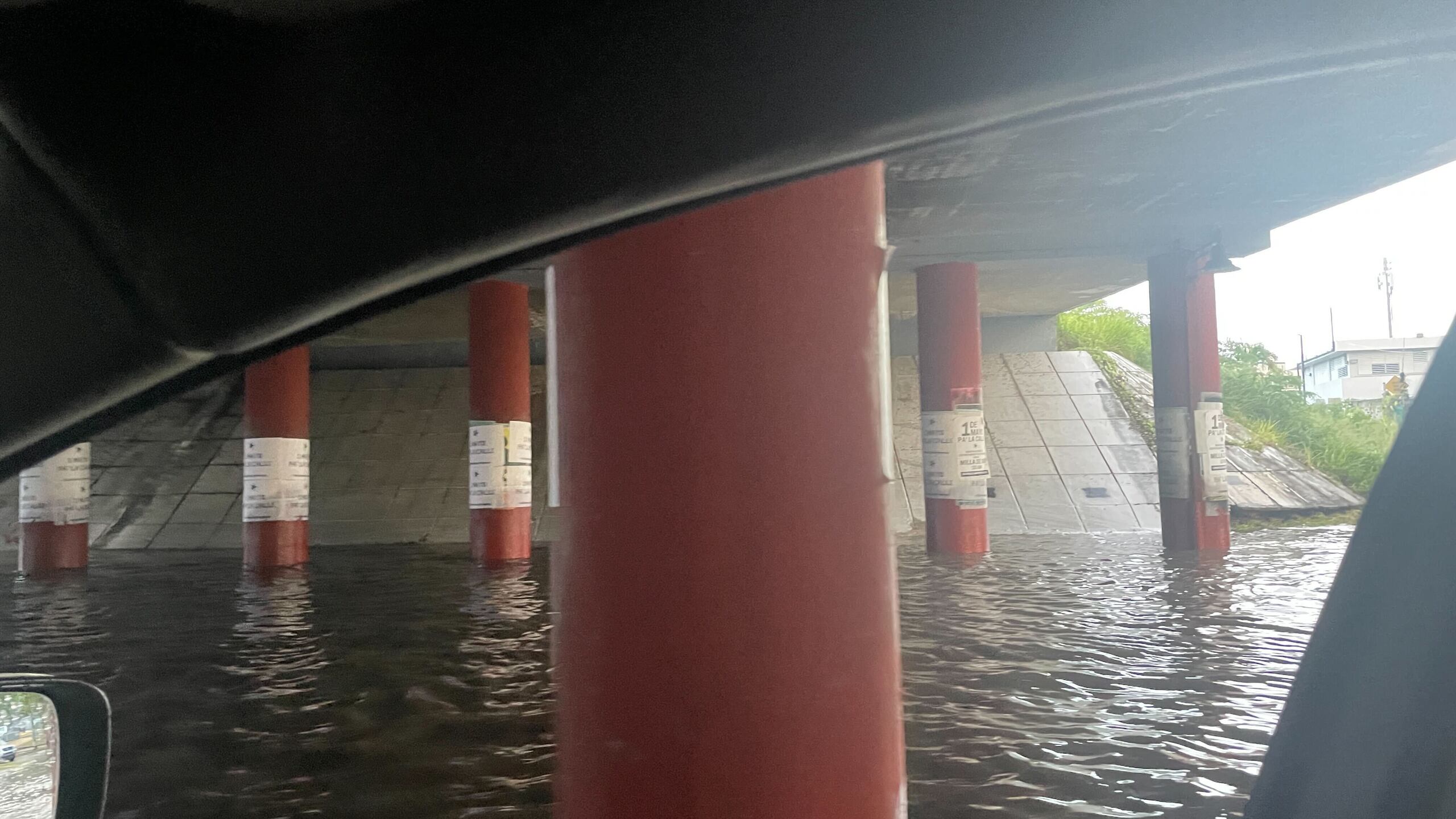 En la foto, áreas inundadas en la zona de Santurce cerca de la YMCA.