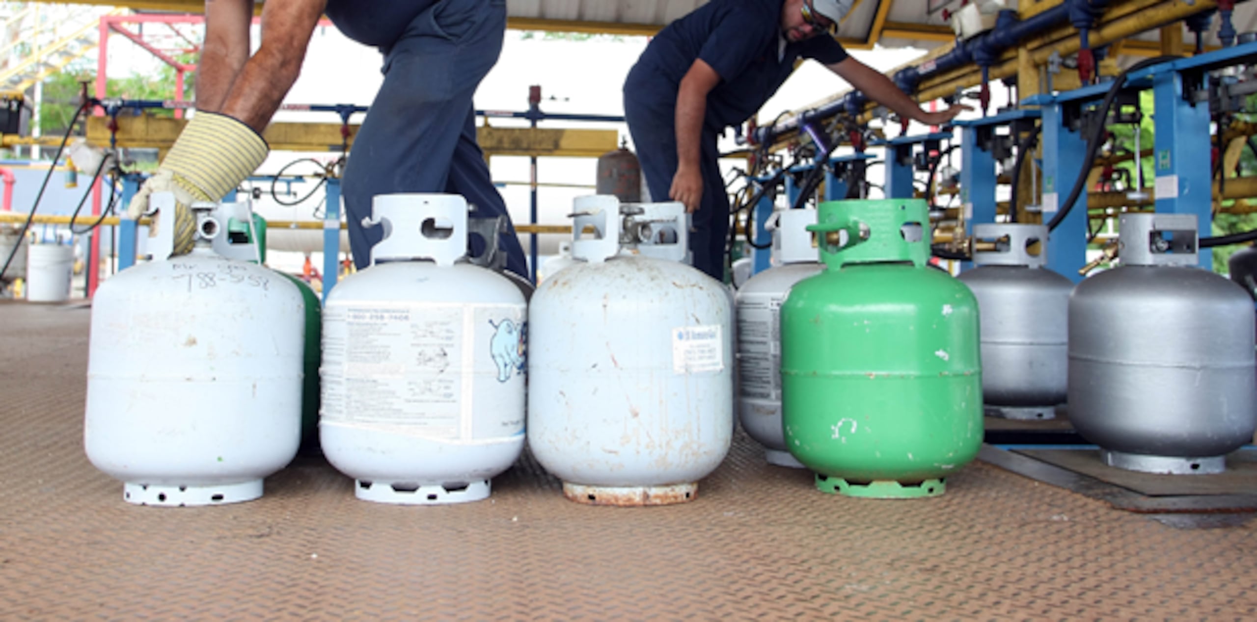 No solo es la gasolina lo que va a costar más caro, sino otros productos, como el gas licuado. (Archivo)