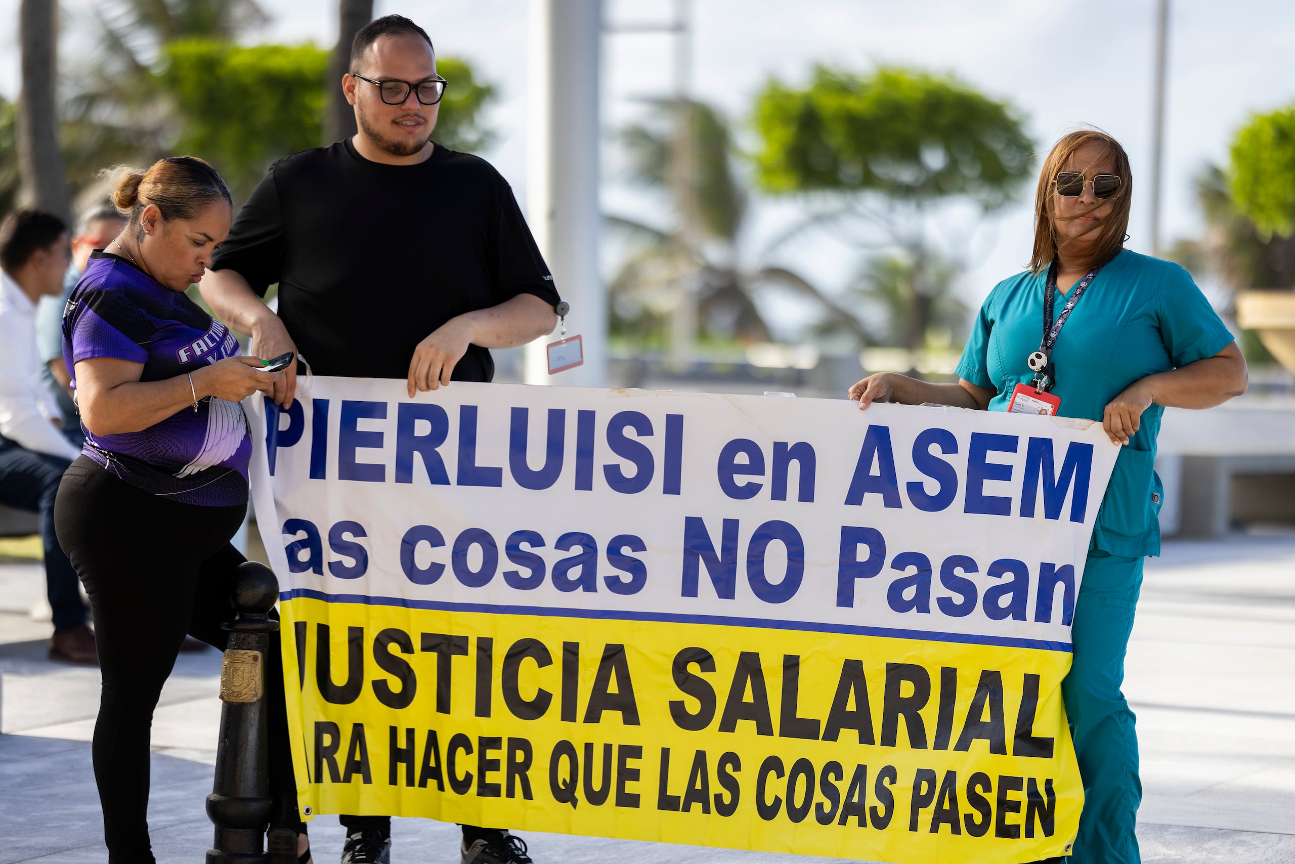 En la foto, ciudadanos protestan en las afueras del Capitolio.