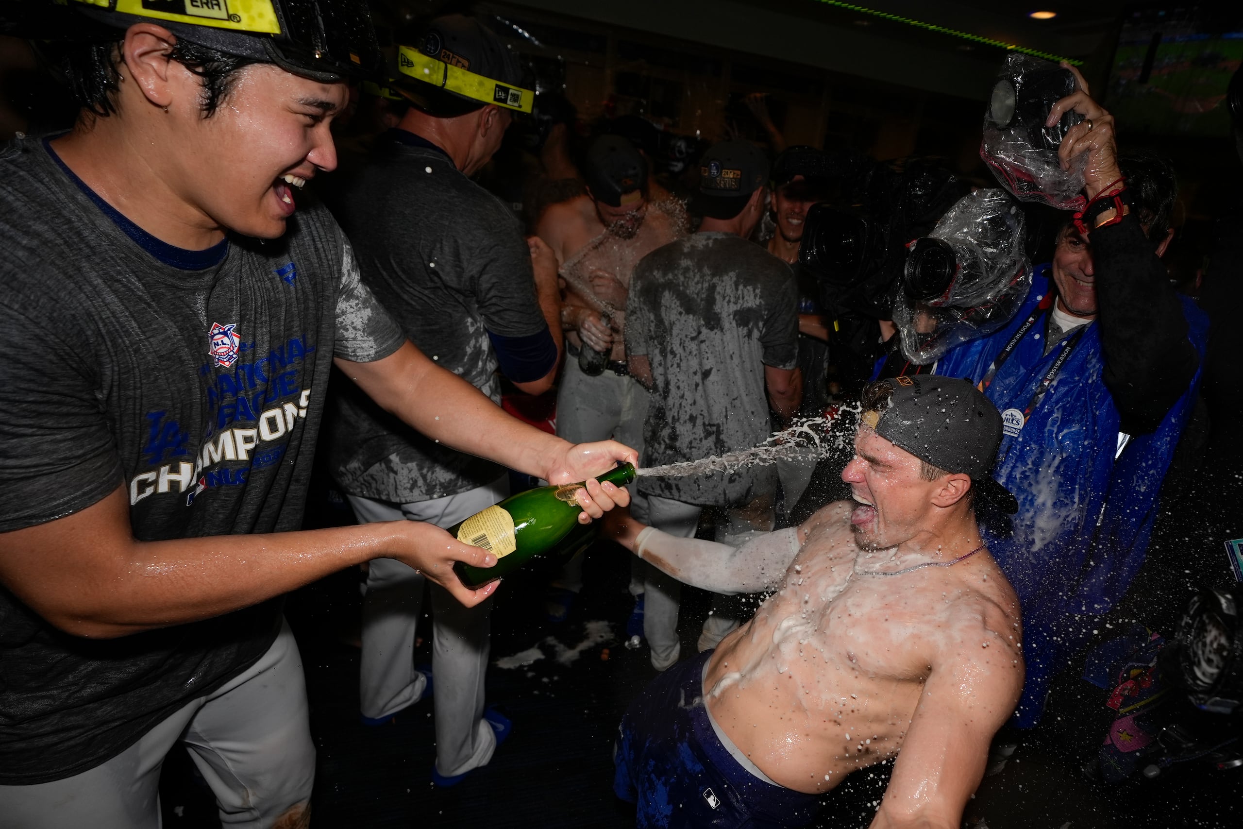 Kike Hernández, aquí prestándose para la fiesta con Shohei Ohtani, es un ente unificador para los Dodgers de Los Ángeles.