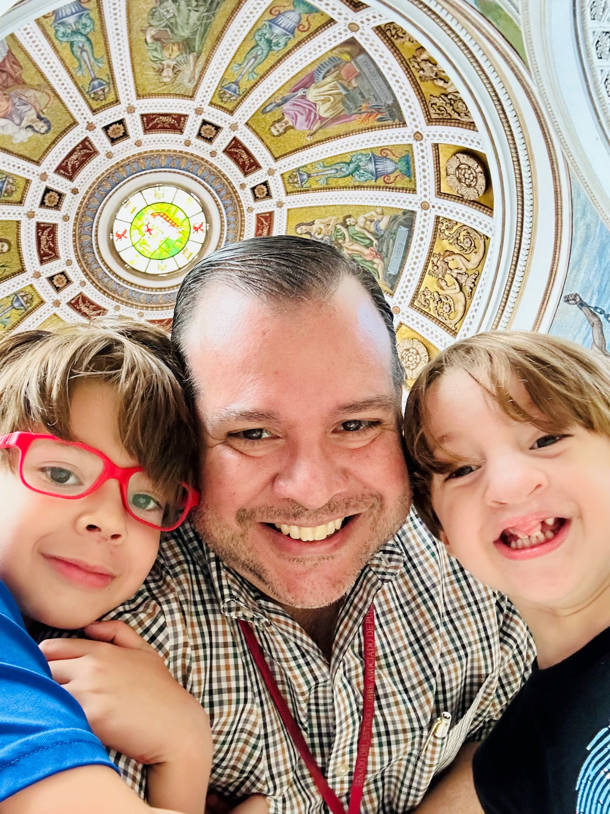 Francisco Del Valle Sosa con sus hijos Adrián y Julián.