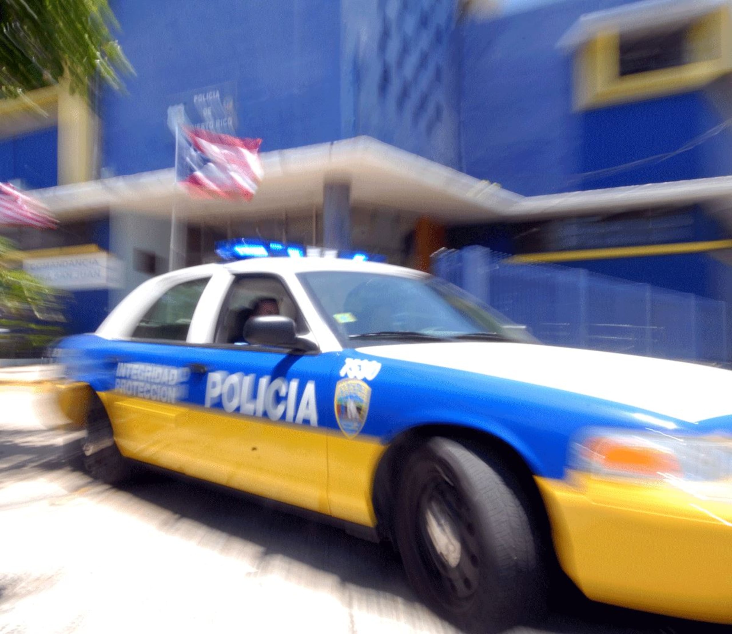 El agente, que tenía puesto parte del uniforme y estaba armado, murió en el acto. (GFR Media)