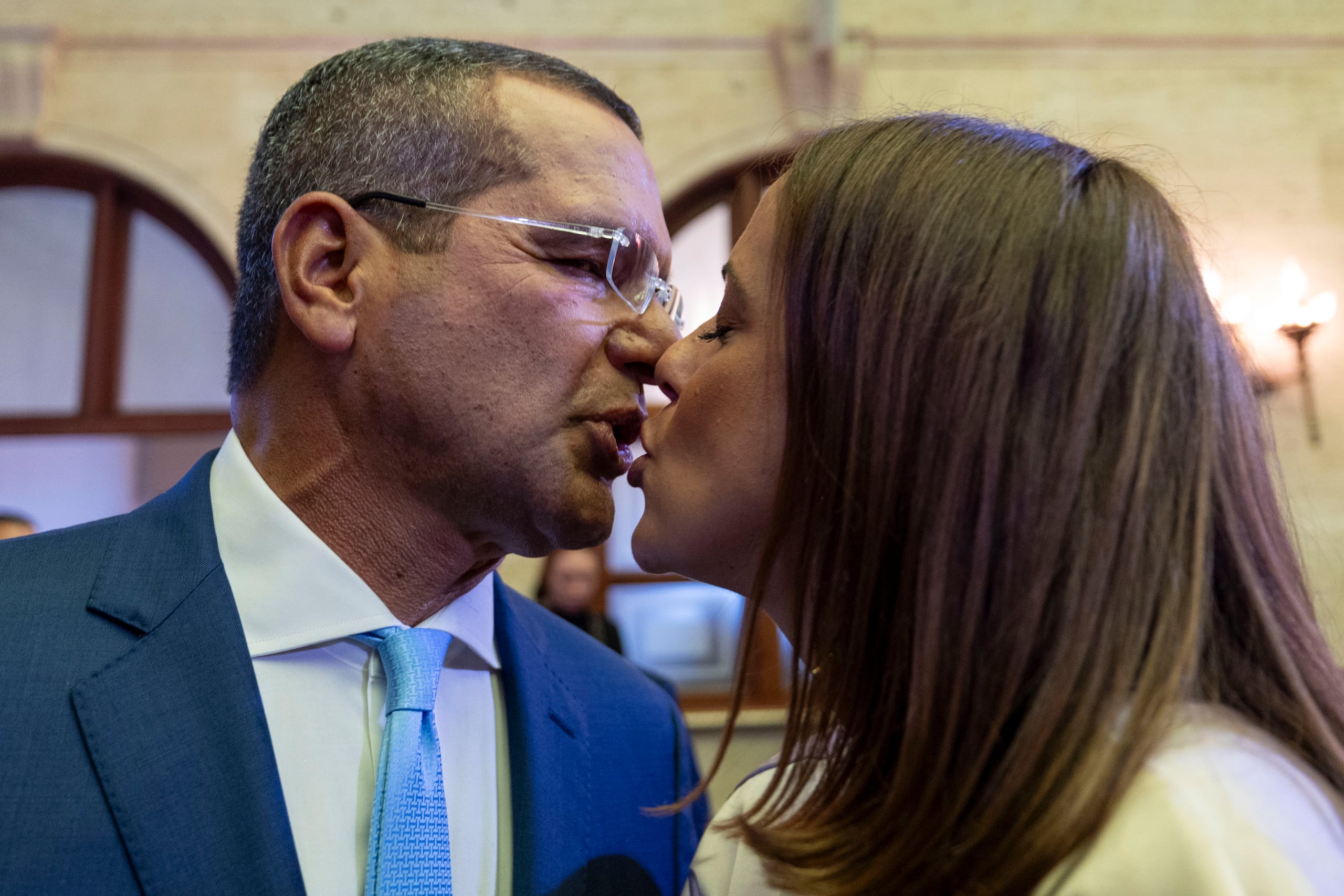 El gobernador Pedro Pierluisi besa a su novia, Fabiola Ansótegui Blanc, durante el pasado Mensaje de Situación de Estado.