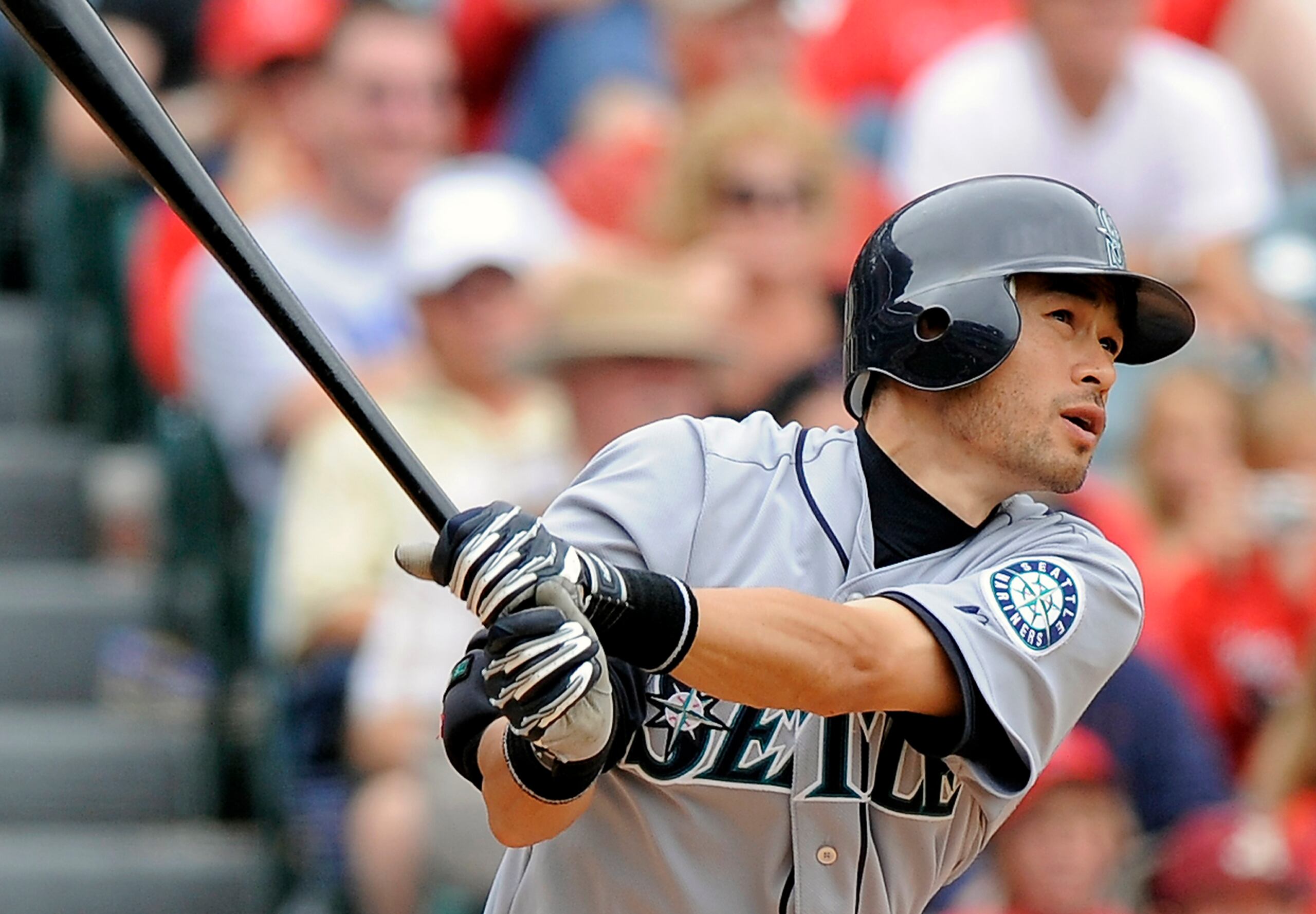 Ichiro Suzuki es el líder de todos los tiempos con más hits en el béisbol profesional. Al combinar sus hits en Japón y las Grandes Ligas supera la marca de MLB de Pete Rose.