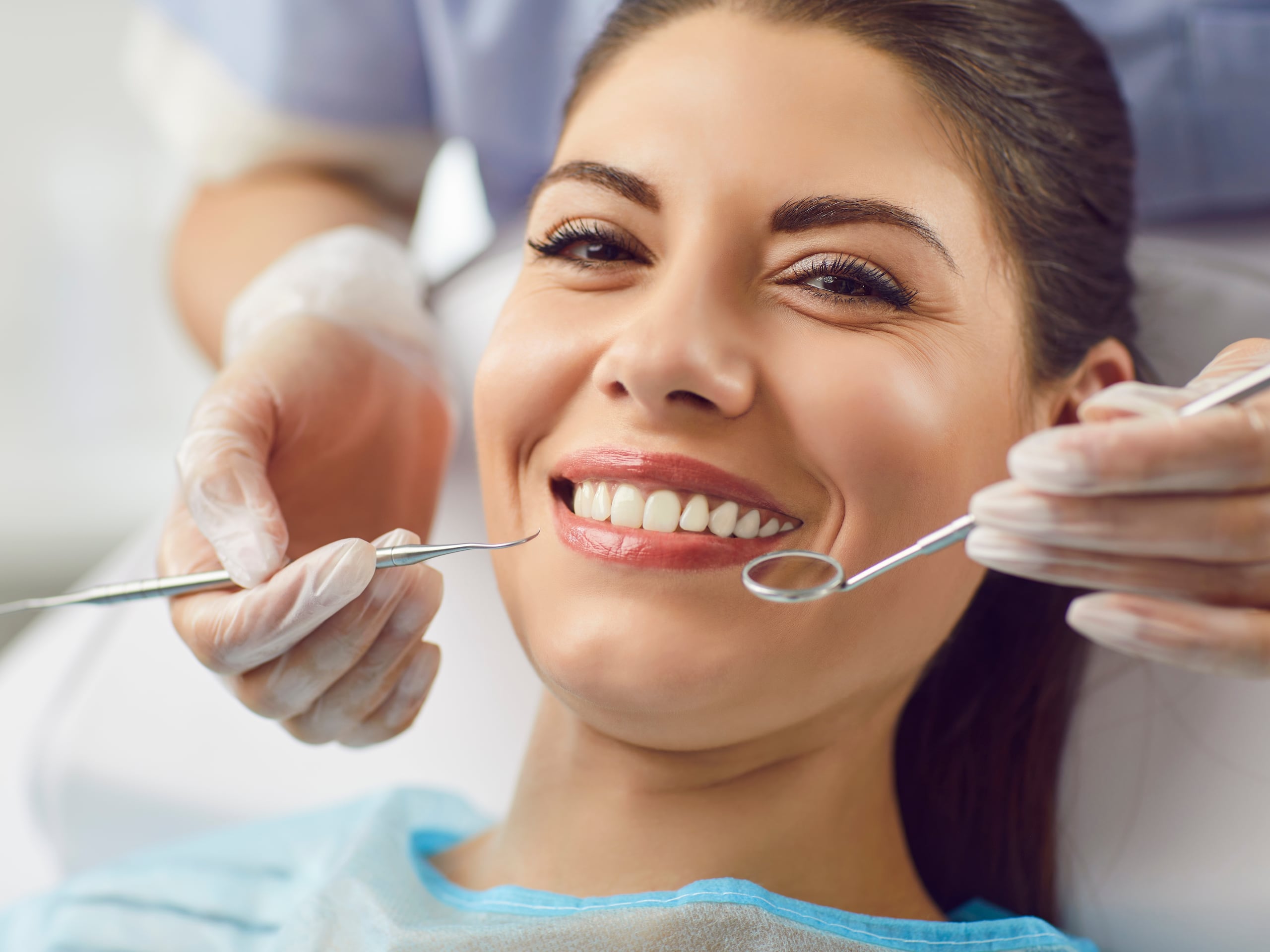 Es importante visitar a tu dentista al menos dos veces al año para una limpieza y revisión profesionales.