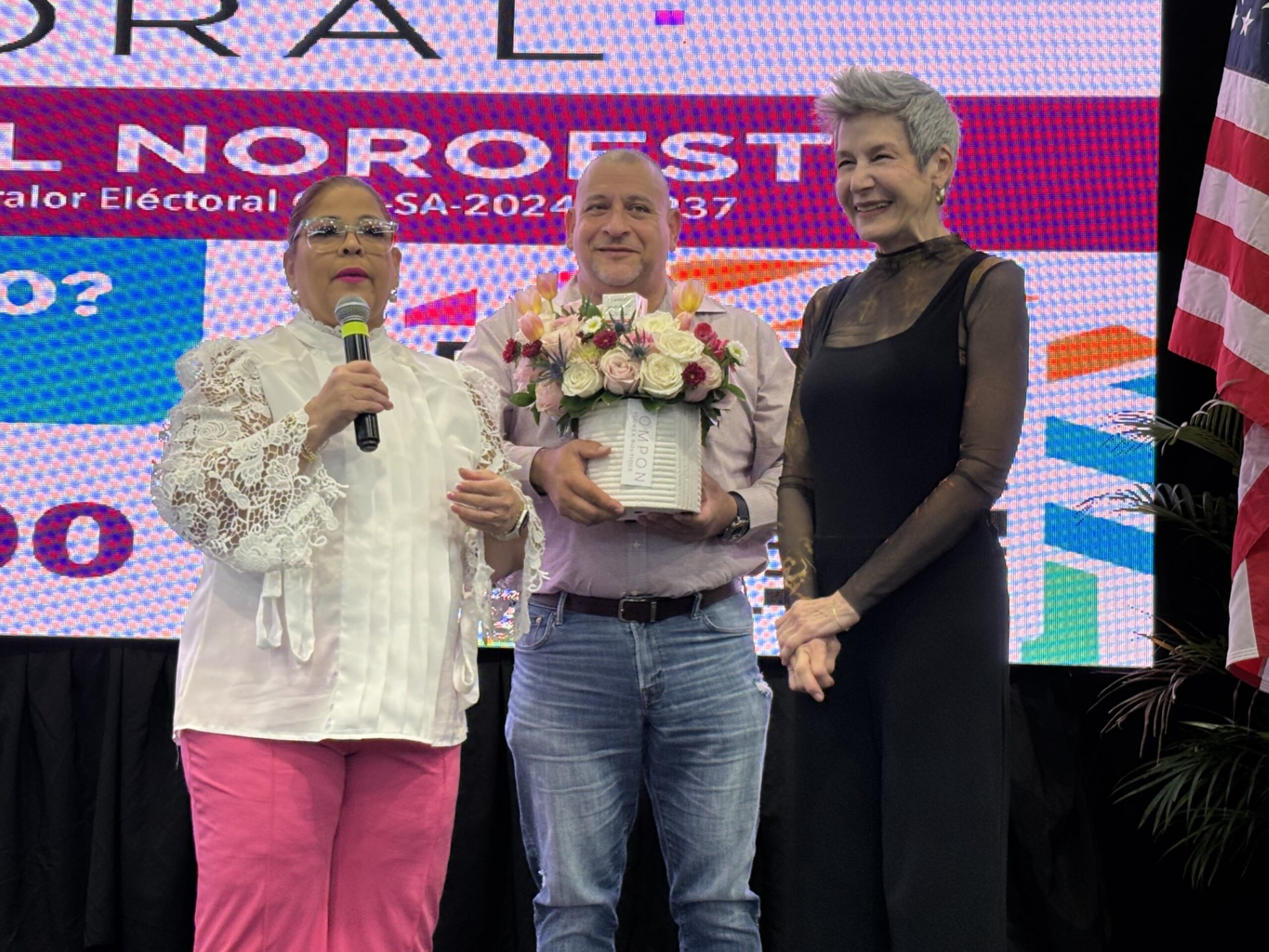 Desde la izquierda, Lourdes Ríos, directora ejecutiva Conexión Laboral del Noroeste; alcalde de Isabela, Miguel “Ricky” Méndez; y la actriz Marian Pabón.