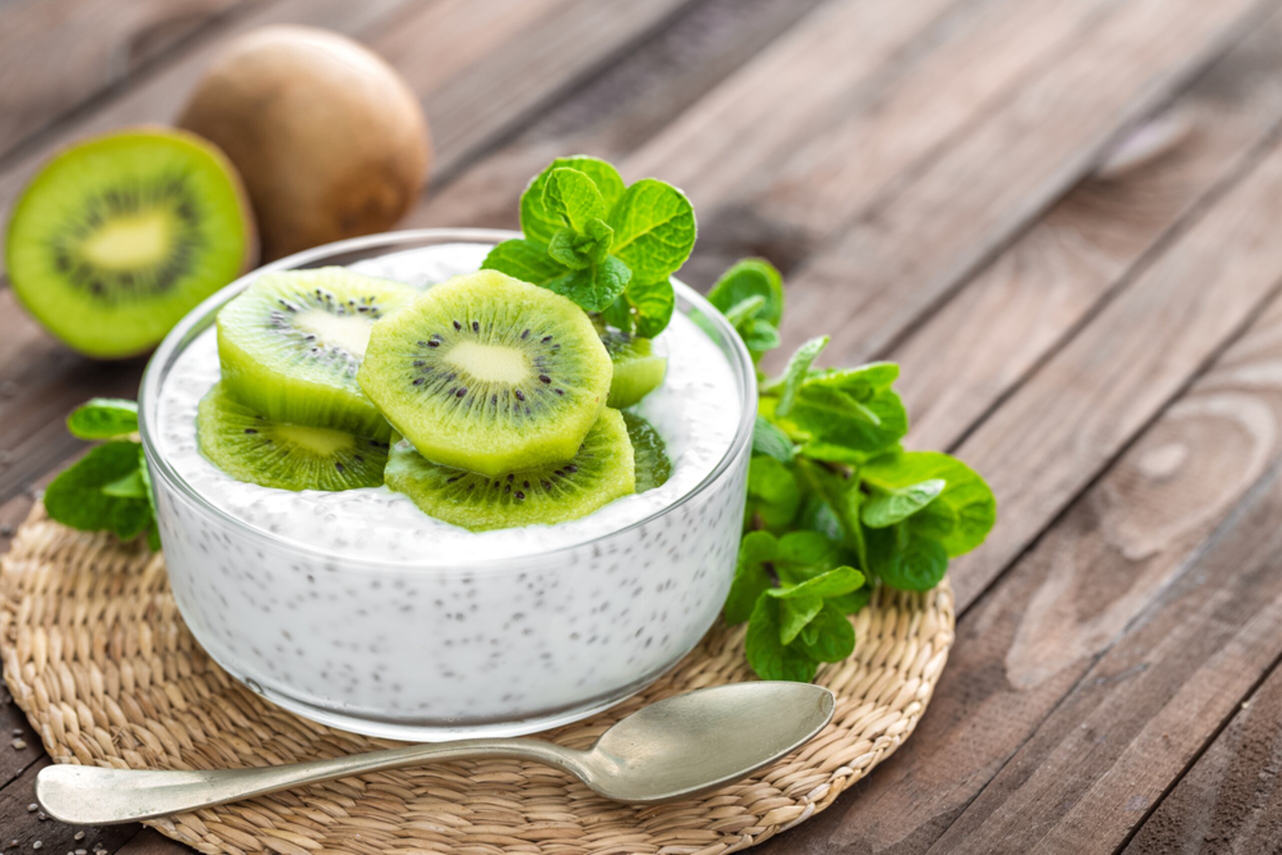Las frutas, como el kiwi, son alternativas para las meriendas.
