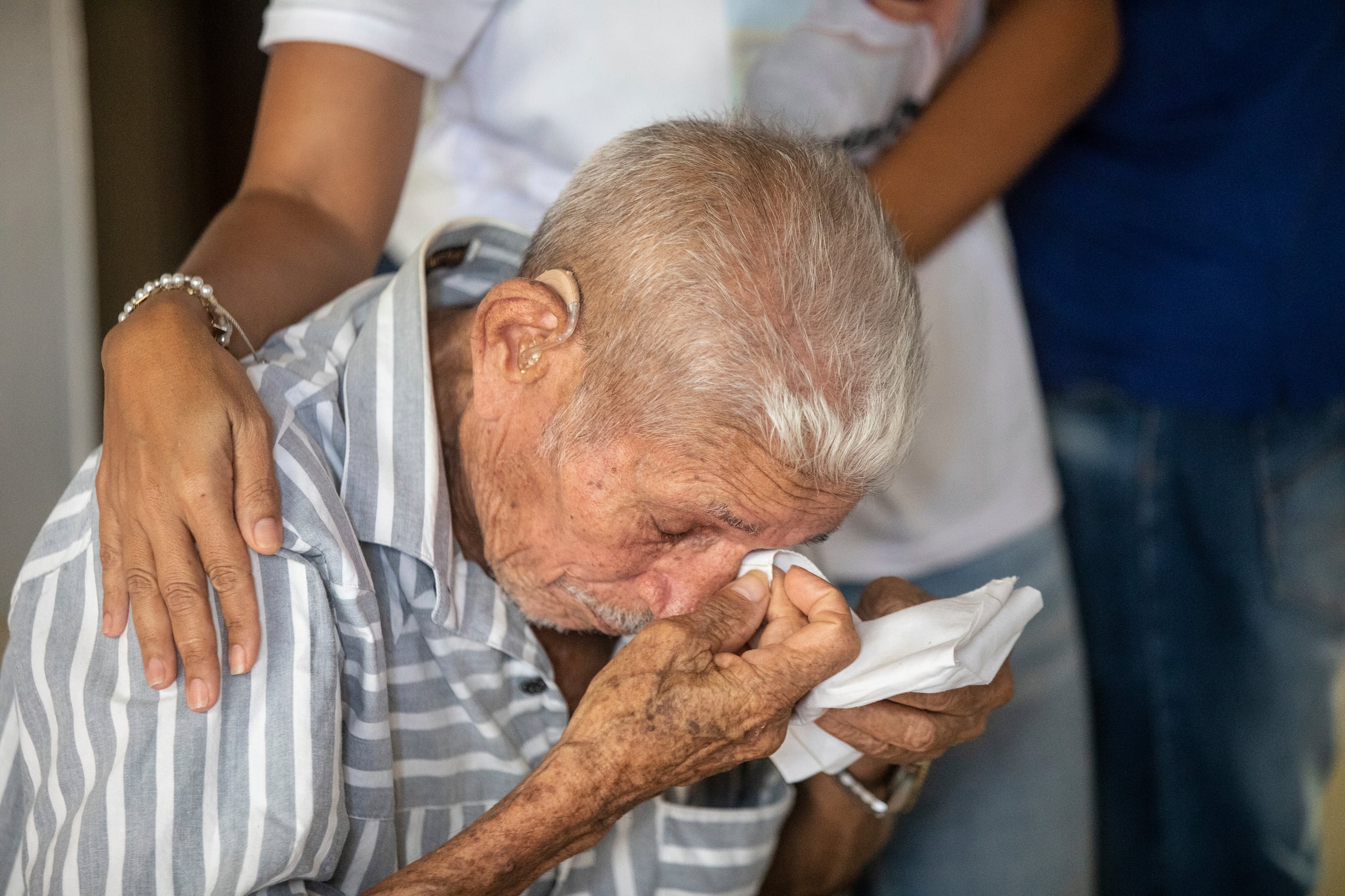 El padre de Luis Manuel Díaz espera en su casa familiar para reunirse con él en Barrancas, Colombia, luego de recibir la noticia de que fue liberado por sus secuestradores.