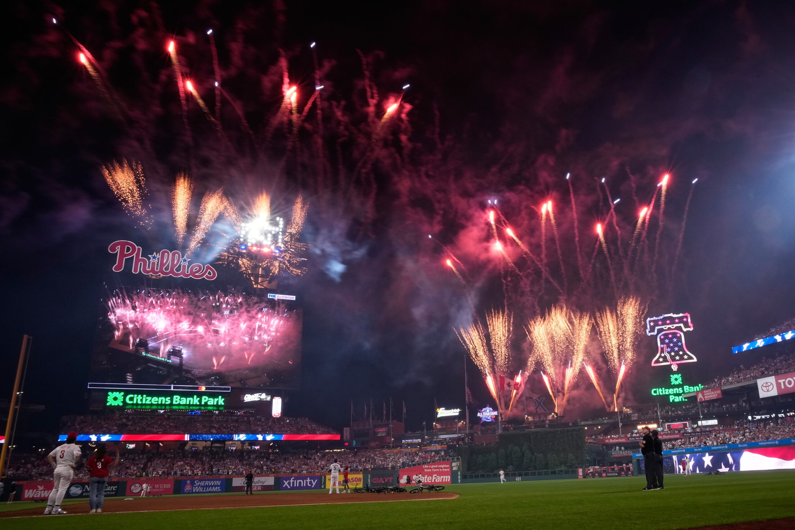 Fuegos artificiales estallan durante el Juego de Estrellas de las Grandes Ligas de Béisbol (MLB) entre la Liga Americana y la Liga Nacional.