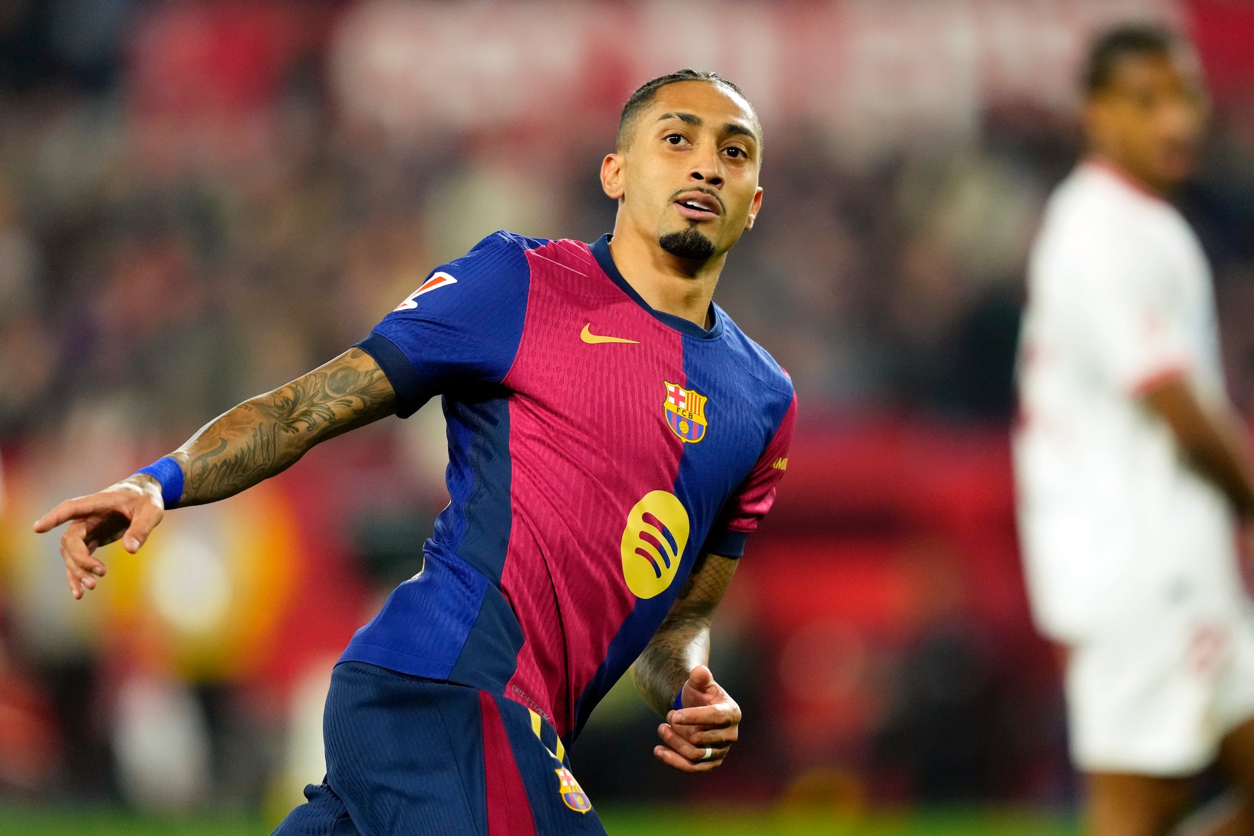 Raphinha celebra tras marcar el tercer gol del Barcelona en la victoria 4-1 ante el Sevilla en la Liga española.