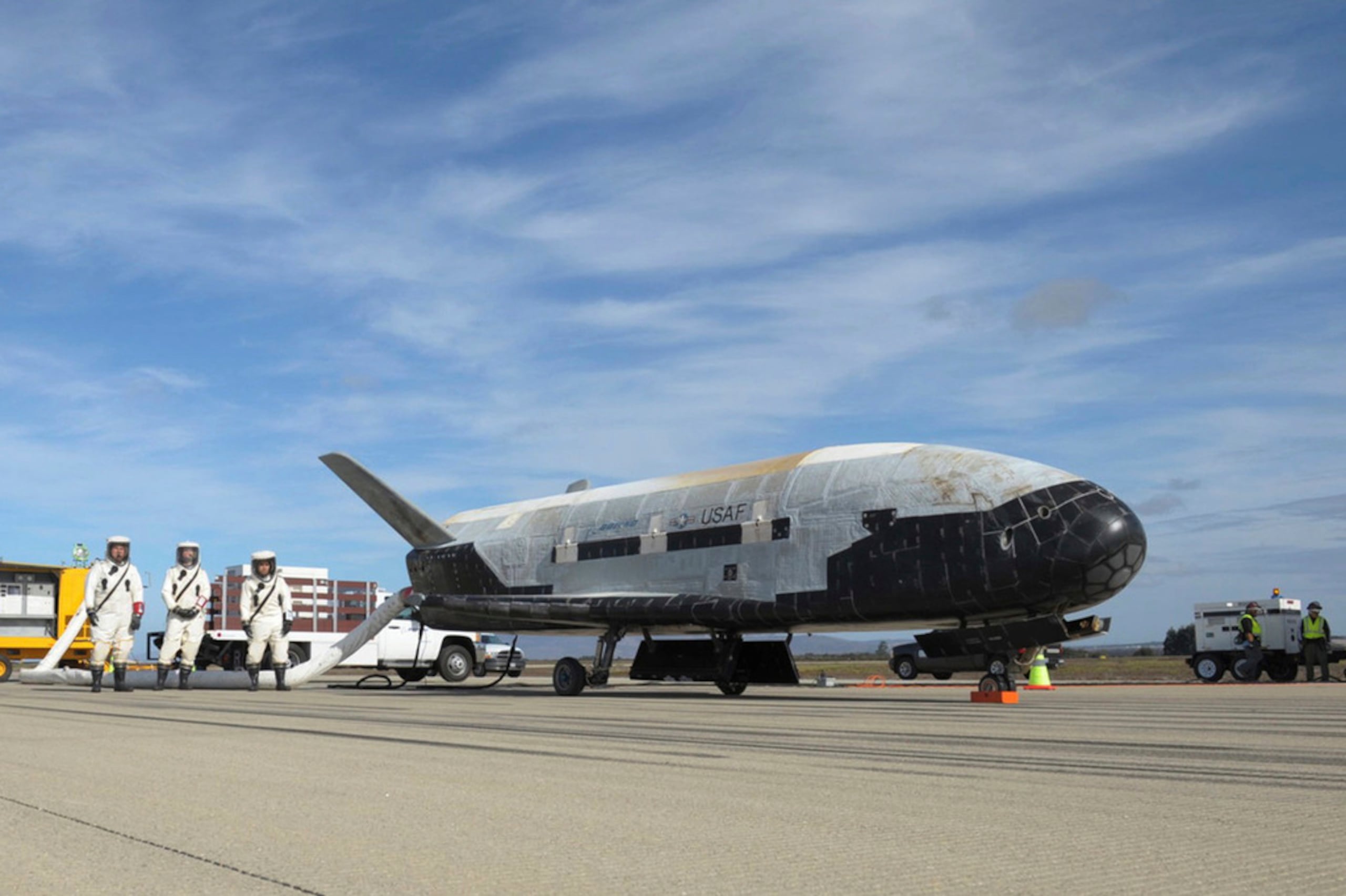 Esta fotografía sin fecha, proporcionada por la Fuerza Aérea de Estados Unidos, muestra un vehículo de prueba orbital X-37B en el Centro Espacial Kennedy de la NASA, en Florida.