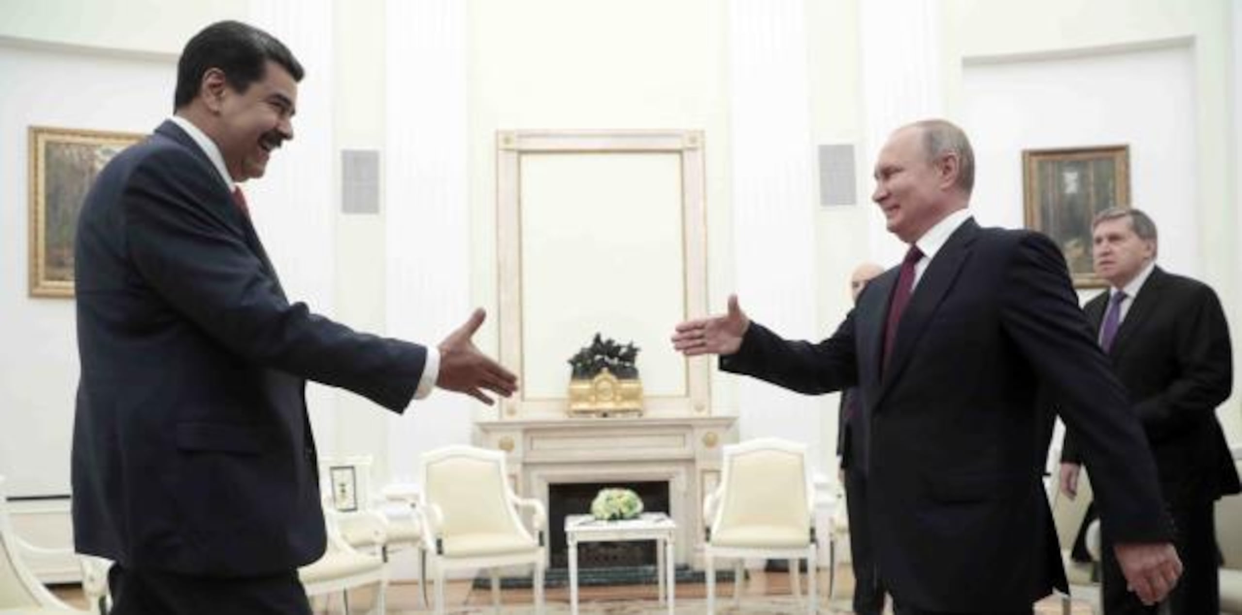 Maduro y Putin lucen sonrientes al momento de estrechar sus manos en Moscú. (AP)