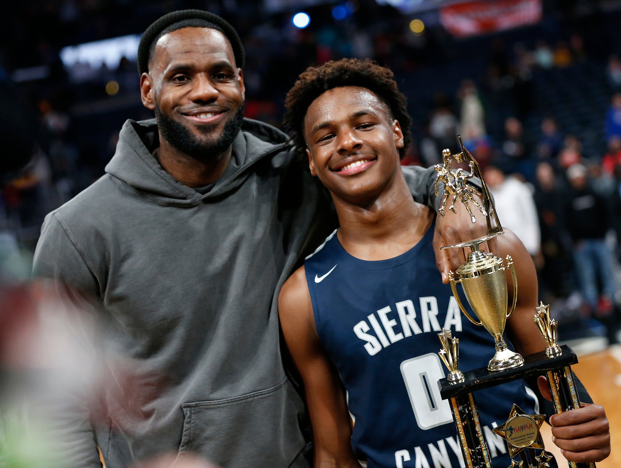 LeBron James junto a su hijo Bronny James durante un juego de la preparatoria Sierra Canyon.