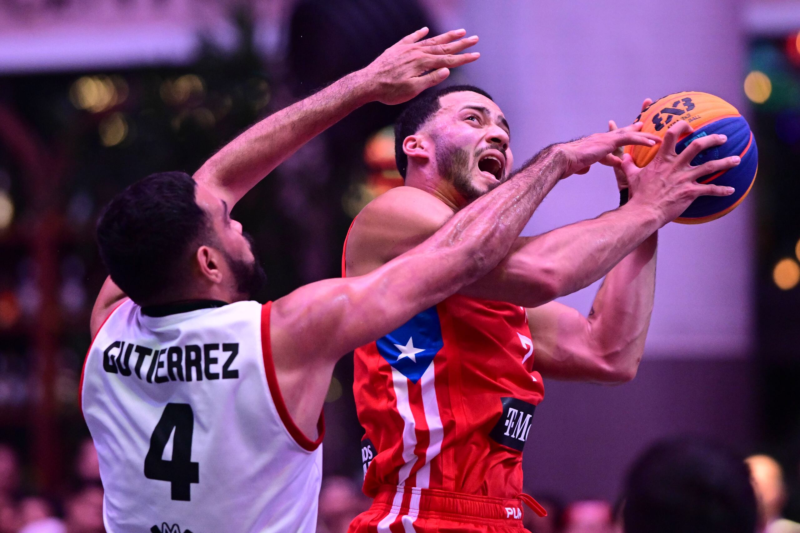 Adrián Ocasio (derecha) viene de participar en dos torneos clasificatorios de baloncesto 3x3 para los Juegos Olímpicos 2024.
