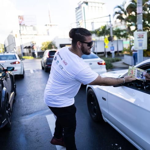 FOTOS: Así regalamos el cancionero navideño “Al Son De Aquí”