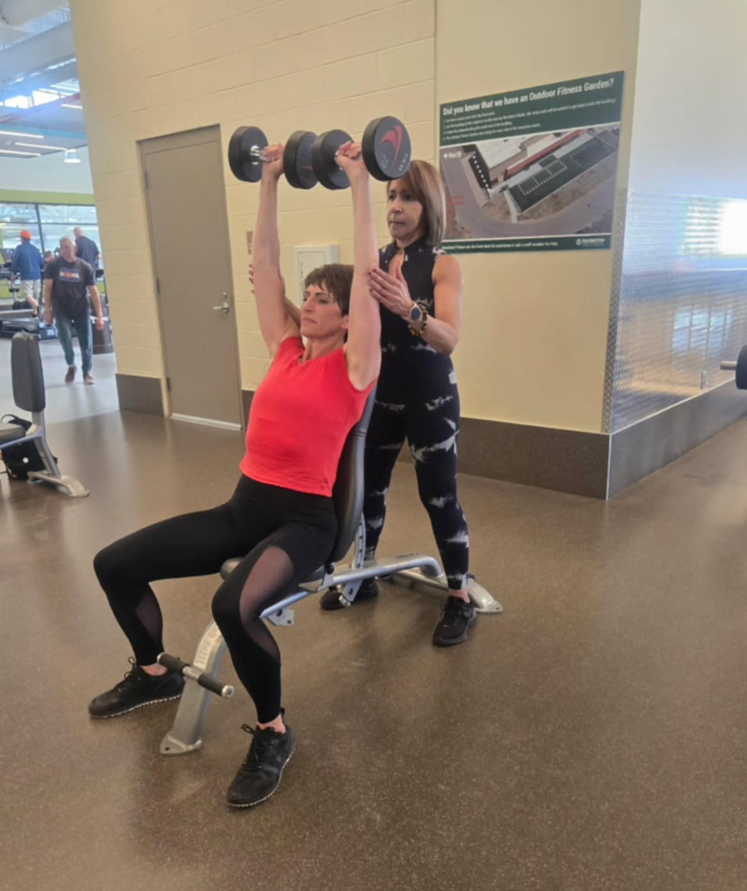 La entrenadora personal y holística, de 56 años de edad, actualmente reside en Thorton, Colorado.