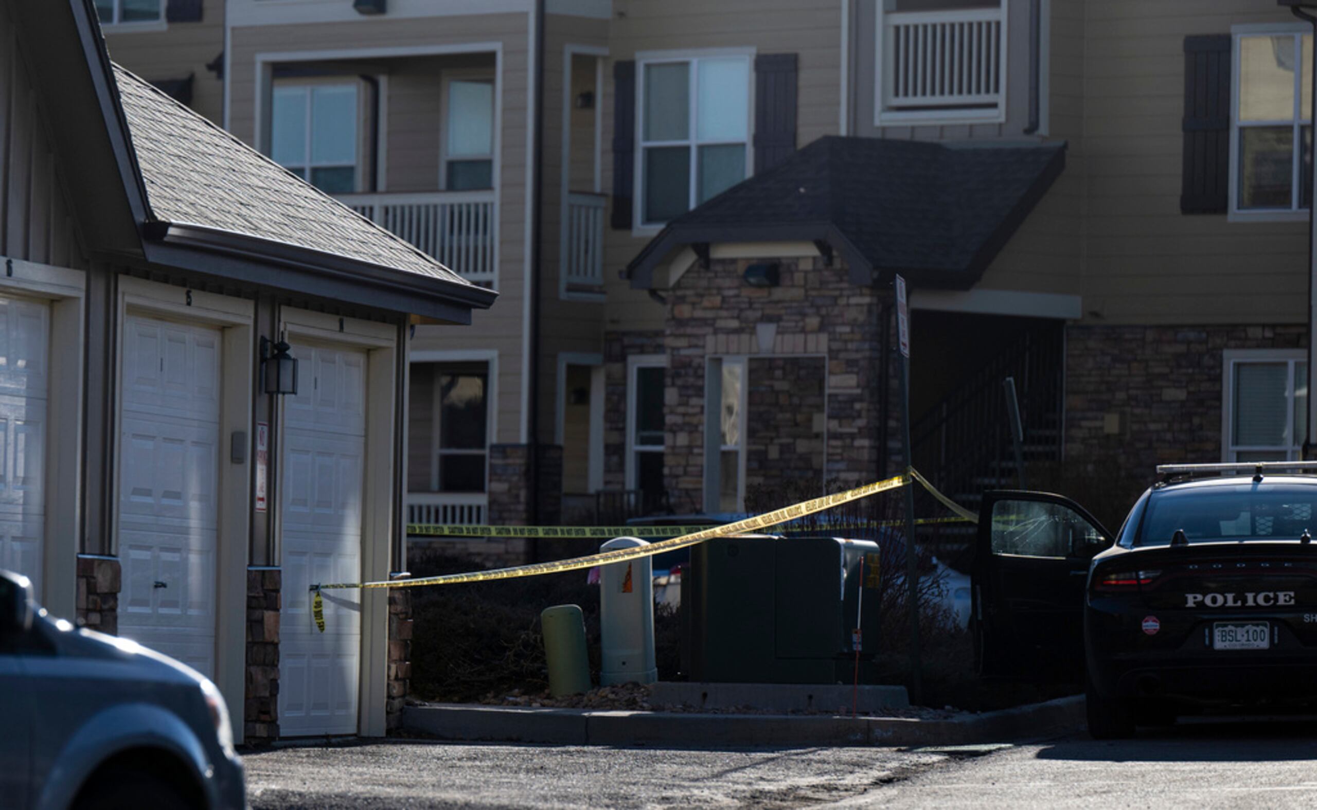 Policía acordona una escena de crimen donde la policía de Colorado Springs encontró los cadáveres de dos niños dentro de un apartamento del complejo Palomino Ranch Point el 19 de diciembre de 2023, en Colorado Springs, Colorado.
