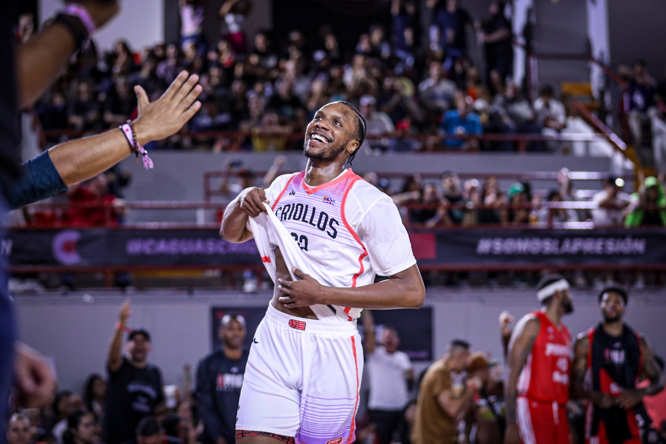 Louis King, de los Criollos de Caguas, festeja tras anotar un canasto en el Coliseo Roger Mendoza.