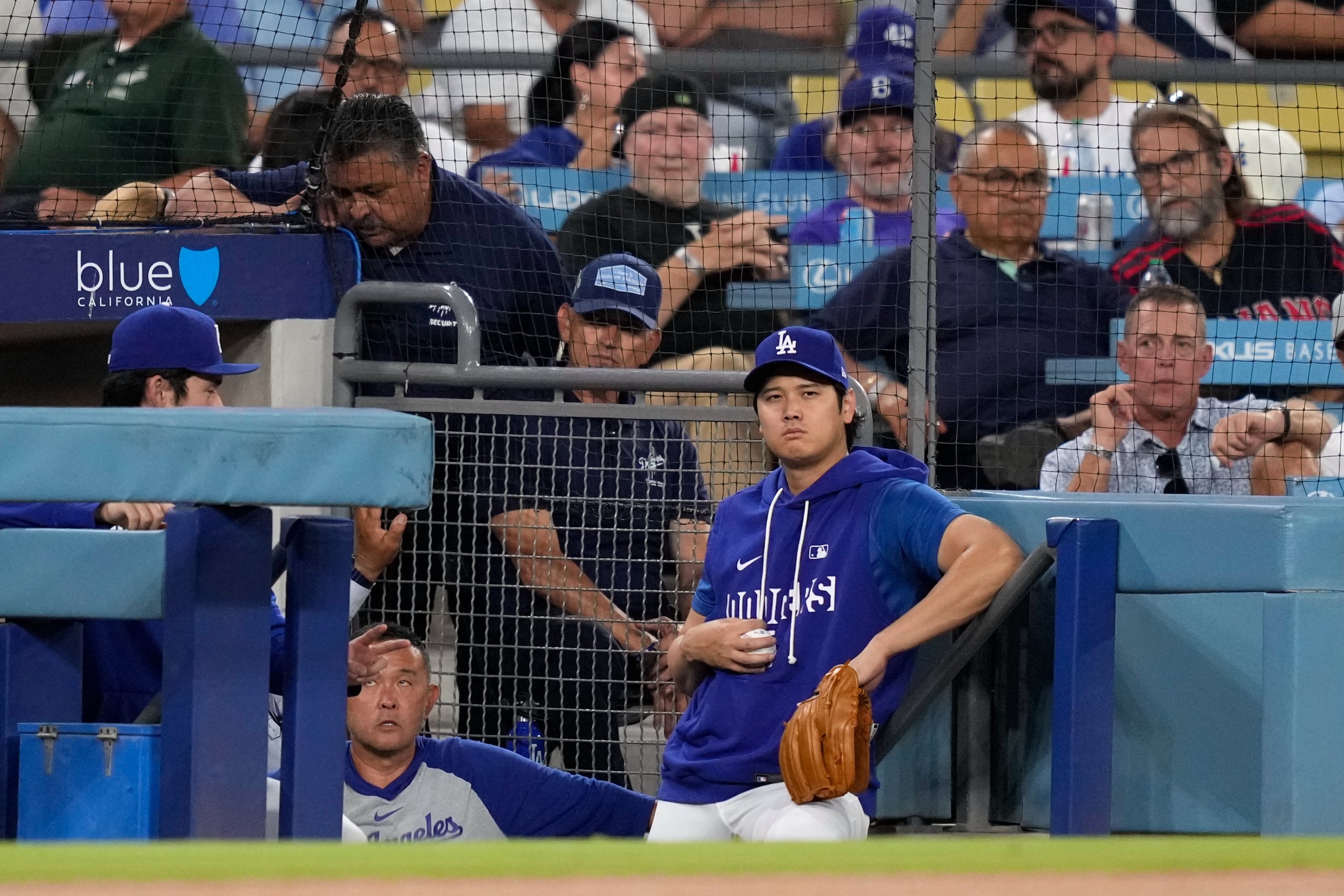 Shohei Ohtani observa el juego de su equipo ante los Reds el pasado martes.