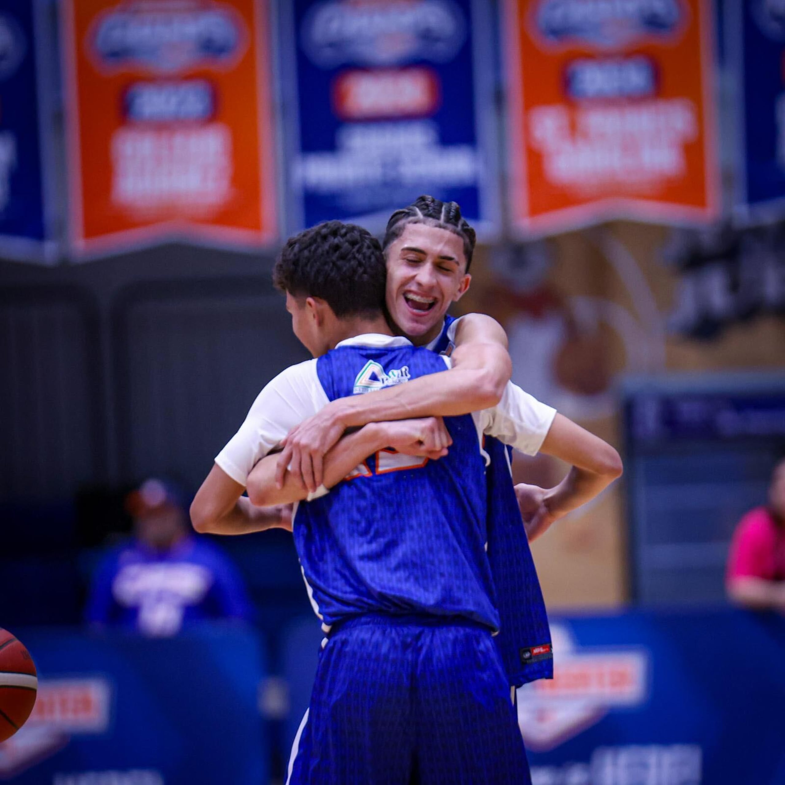 Dos jugadores de Caguas Private School se abrazan tras el triunfo.